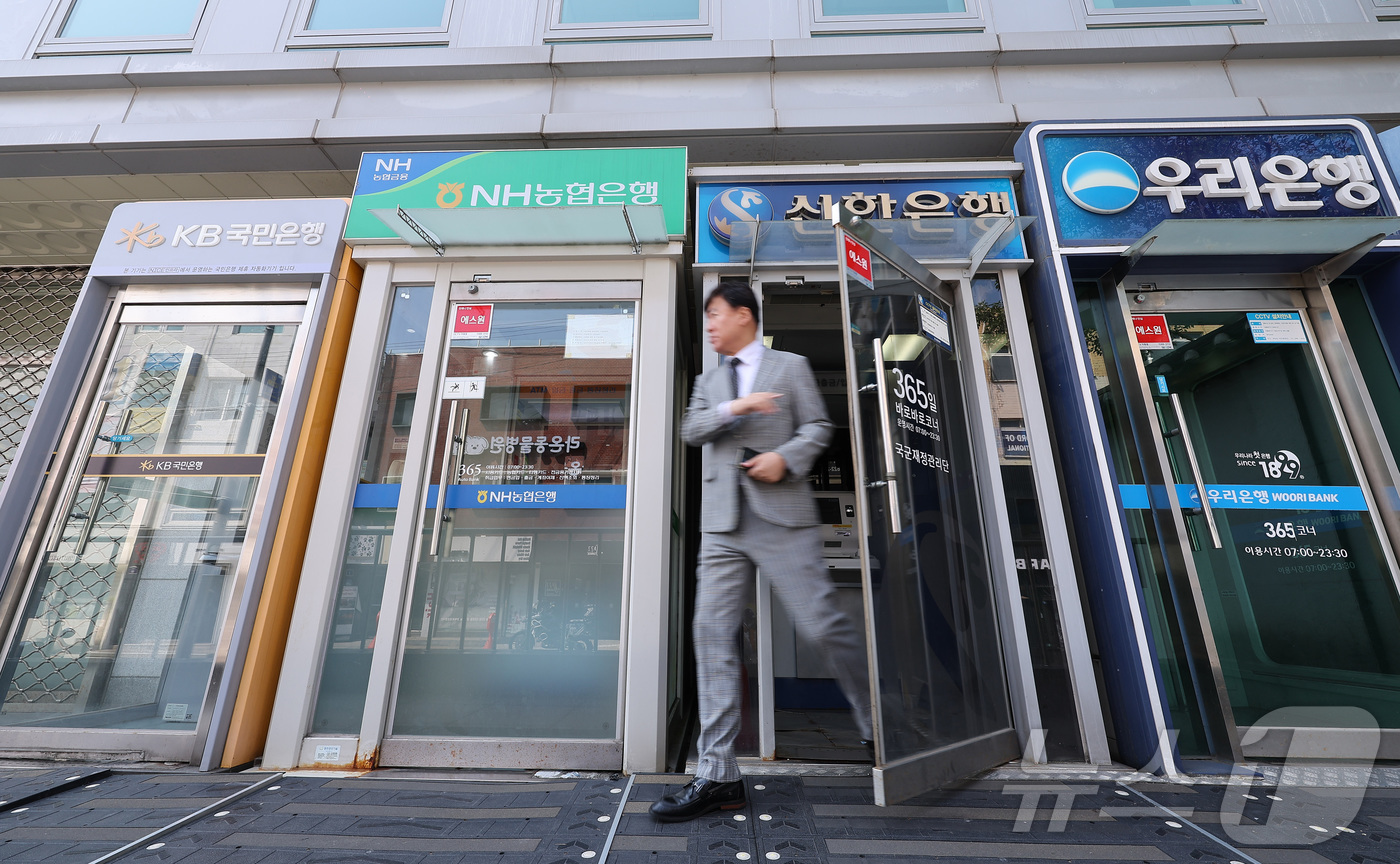 (서울=뉴스1) 김성진 기자 = 5대 시중은행의 무수익여신 잔액이 올 1분기 기준 5조6000억원을 돌파해 7년 만에 최대치를 기록한 것으로 나타났다.2일 금융권에 따르면 KB국민 …