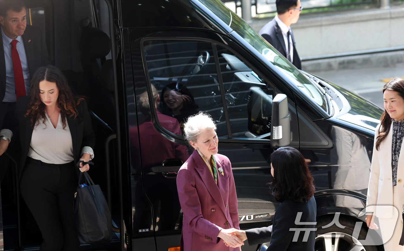 (서울=뉴스1) 김명섭 기자 = 앨리슨 후커 미국 국무부 정무차관과 백악관 국가안보회의(NSC), 국무부, 에너지부, 전쟁부 관계자들이  2일 오전 서울 종로구 정부서울청사 별관 …