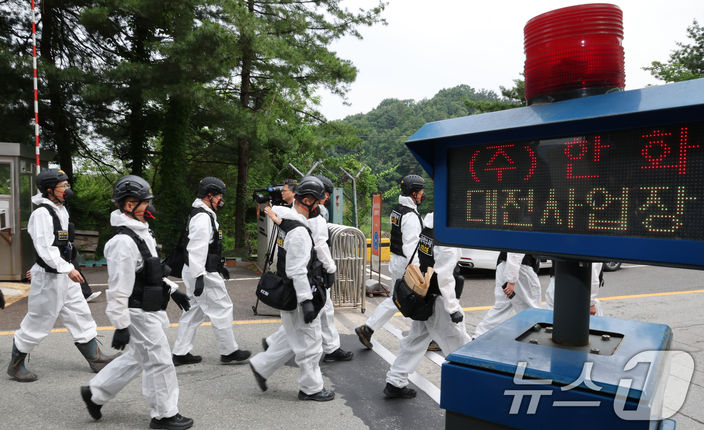 (대전=뉴스1) 김기태 기자 = 7명의 사상자를 낸 대전 유성구 한화에어로스페이스 대전사업장에서 2일 오전 국립과학수사연구원과 대전경찰청 과학수사계, 소방 당국 소속으로 구성된 합 …