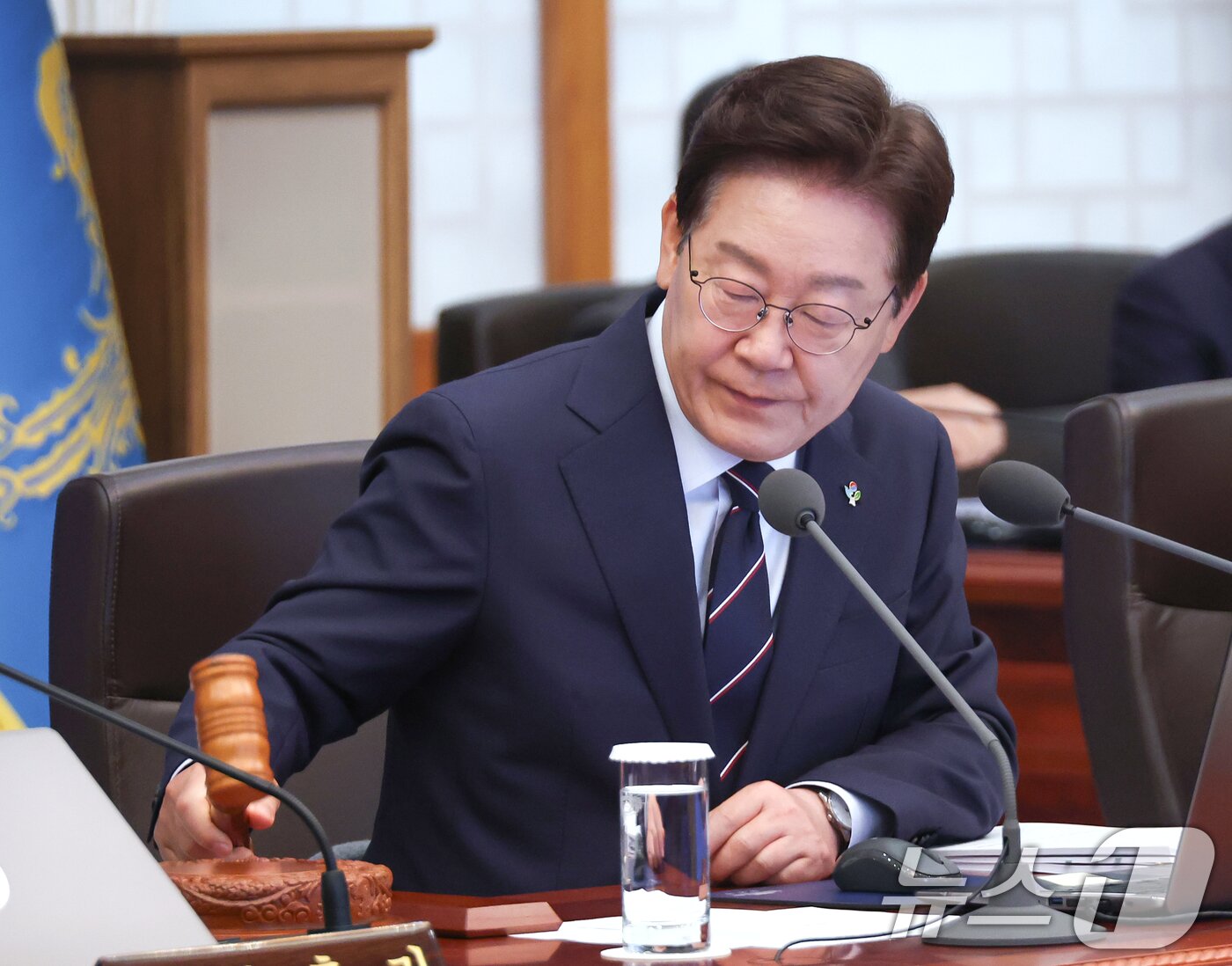 본문 이미지 - 이재명 대통령이 지난 2일 청와대에서 열린 제24회 국무회의 겸 제11차 비상경제점검회의에서 의사봉을 두드리고 있다. (청와대통신사진기자단) 2026.6.2 ⓒ 뉴스1 이재명 기자