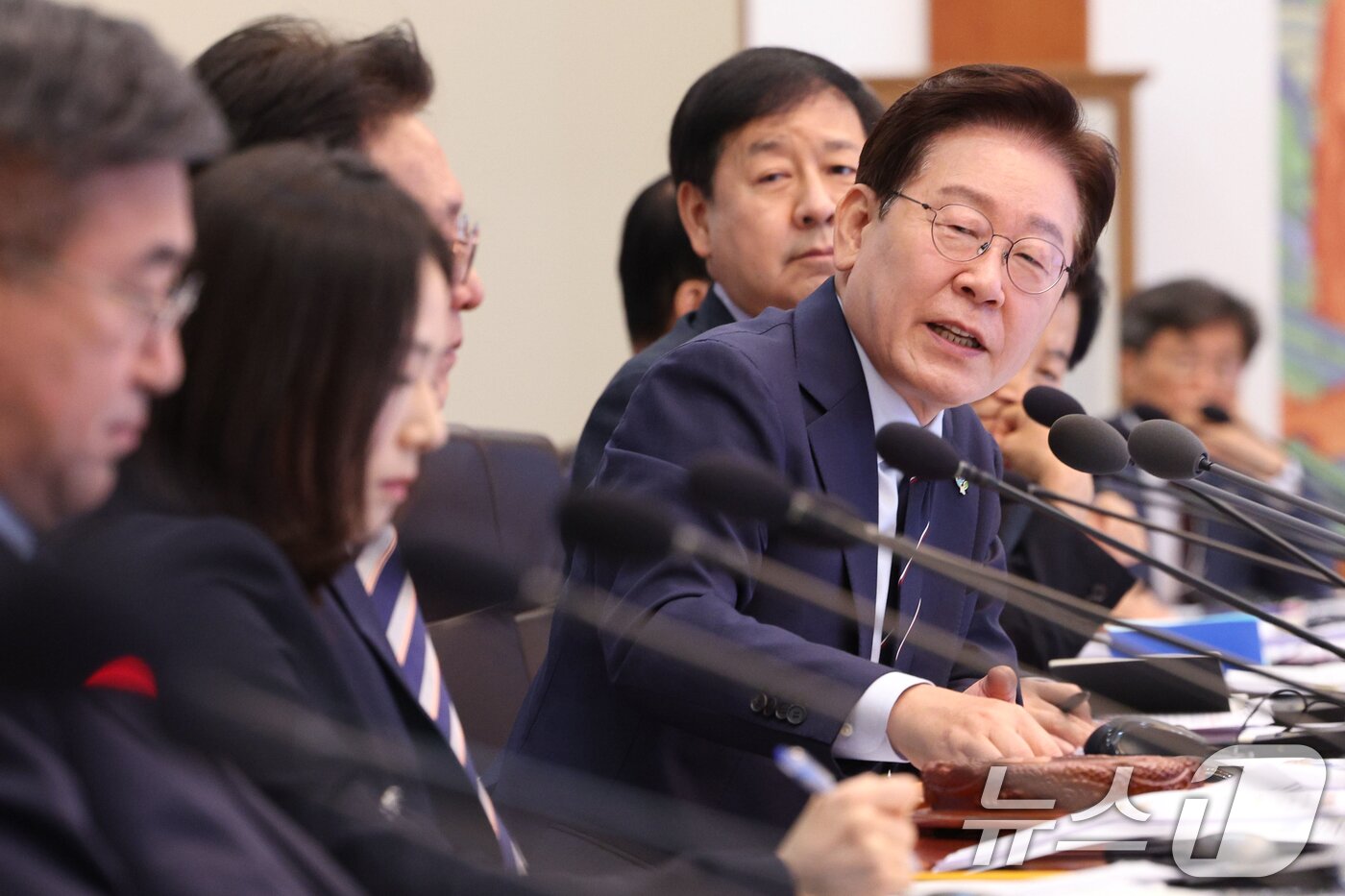 본문 이미지 - 이재명 대통령이 2일 청와대에서 열린 국무회의 겸 비상경제점검회의에서 발언하고 있다. (청와대통신사진기자단) 2026.6.2 ⓒ 뉴스1 허경 기자