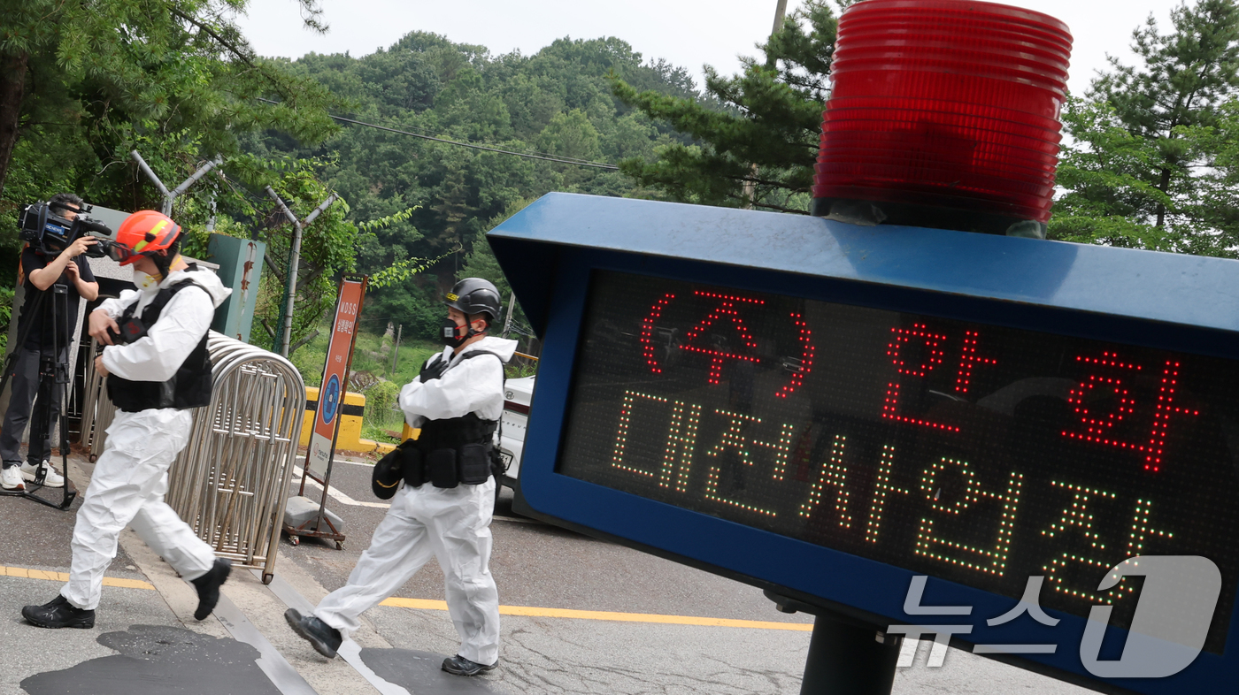 (대전=뉴스1) 김기태 기자 = 7명의 사상자를 낸 대전 유성구 한화에어로스페이스 대전사업장에서 2일 오전 국립과학수사연구원과 대전경찰청 과학수사계, 소방 당국 소속으로 구성된 합 …