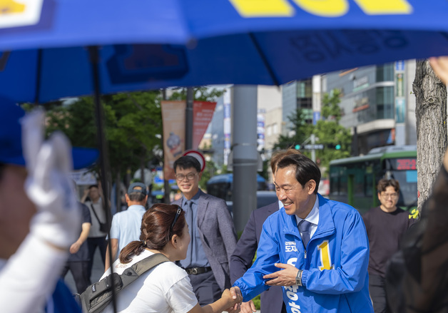 우상호 "관광·산업·역사 '3박자' 명품 도시 만들겠다"…강릉서 총력 유세