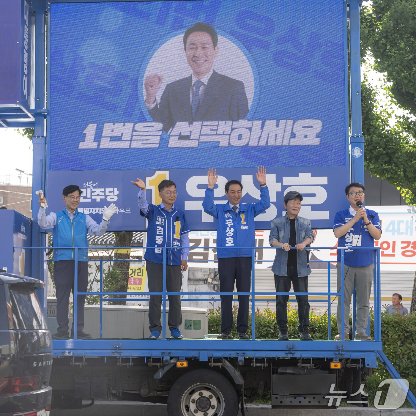 본문 이미지 - 더불어민주당 우상호 강원특별자치도지사 후보가 2일 강릉 옥천오거리에서 출근길 합동 유세를 펼치고 있다.(우상호후보캠프 측 제공. 재판매 및 DB금지)/뉴스1