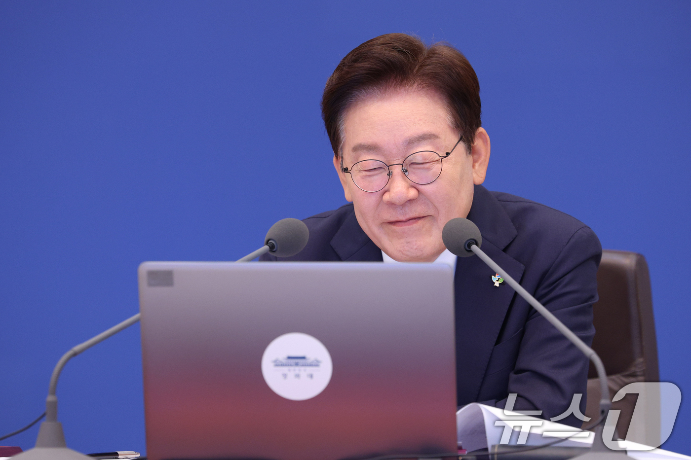 (서울=뉴스1) 허경 기자 = 이재명 대통령이 2일 청와대에서 열린 국무회의 겸 비상경제점검회의에서 자료를 보고 있다. (청와대통신사진기자단) 2026.6.2/뉴스1