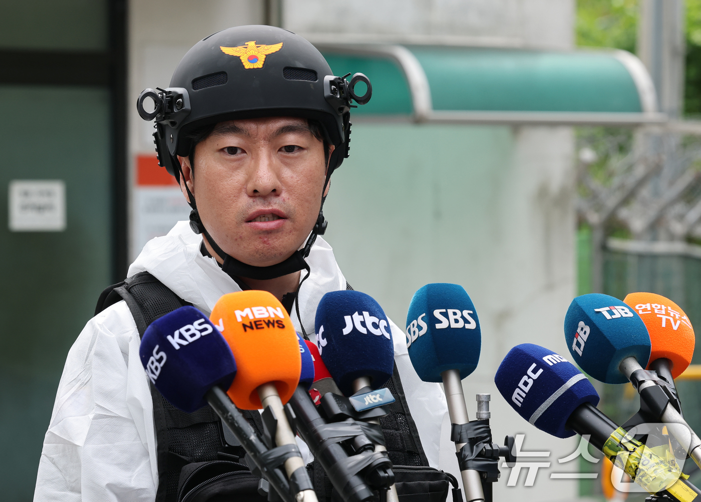 (대전=뉴스1) 김기태 기자 = 유승식 대전경찰청 과학수사계장이 2일 한화에어로스페이스 대전사업장 폭발사고의 원인을 규명하기 위한 관계기관 합동감식에 앞서 브리핑을 하고 있다. …