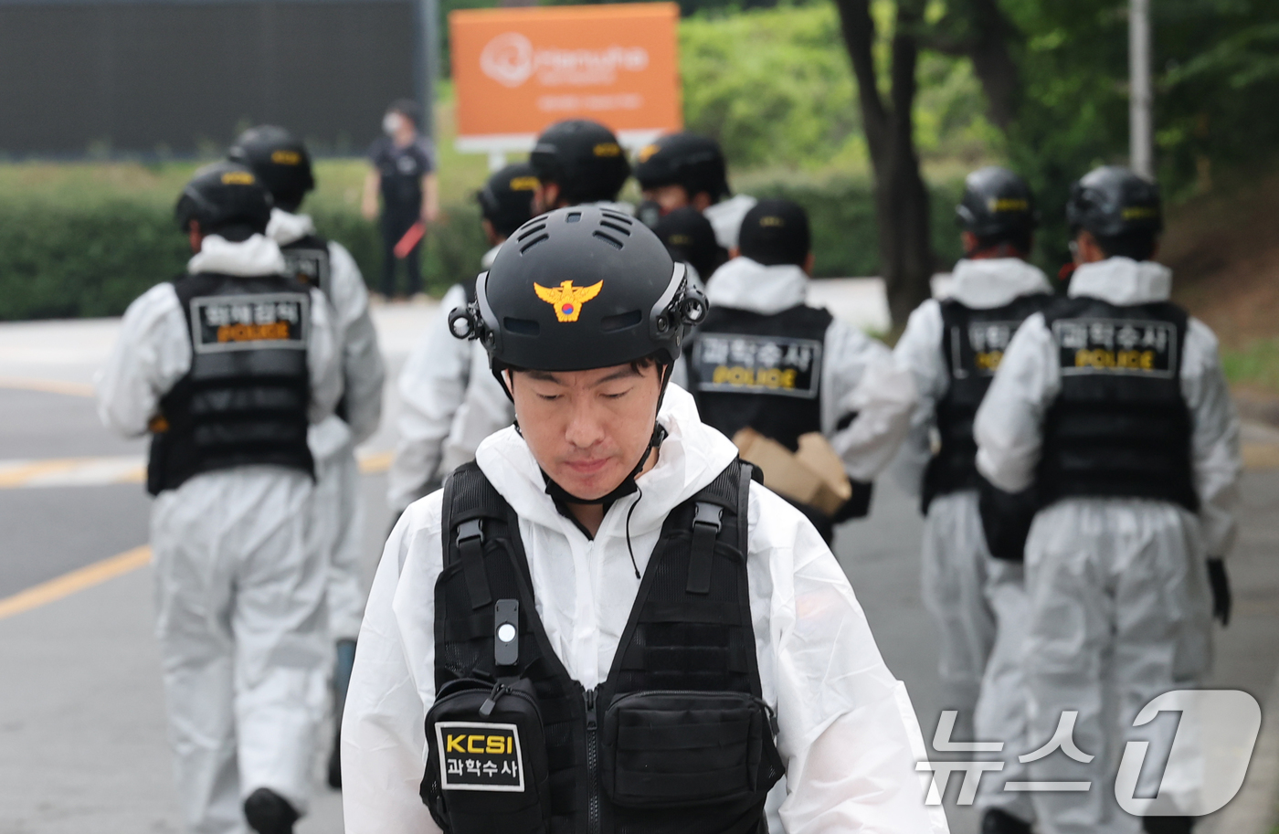 (대전=뉴스1) 김기태 기자 = 유승식 대전경찰청 과학수사계장이 2일 한화에어로스페이스 대전사업장 폭발사고의 원인을 규명하기 위한 관계기관 합동감식에 앞서 브리핑을 하기 위해 이동 …