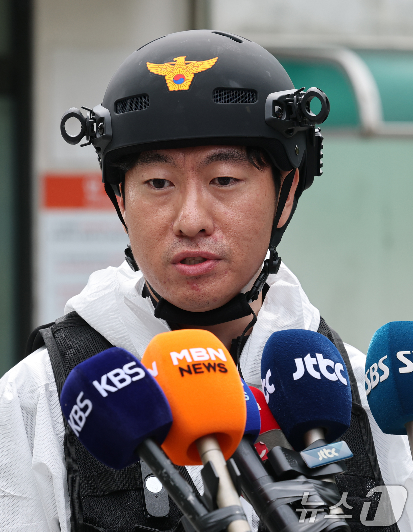 (대전=뉴스1) 김기태 기자 = 유승식 대전경찰청 과학수사계장이 2일 한화에어로스페이스 대전사업장 폭발사고의 원인을 규명하기 위한 관계기관 합동감식에 앞서 브리핑을 하고 있다. …