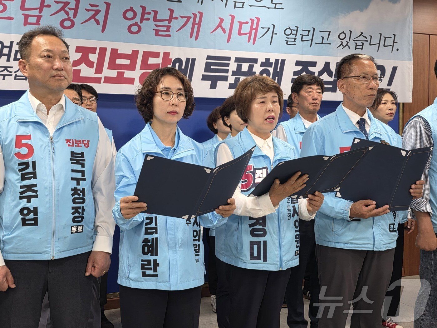 본문 이미지 - 최경미 진보당 광주 광산3선거구 후보가 2일 광주시의회 기자실에서 기자회견문을 낭독하며 울먹이고 있다. ⓒ 뉴스1 서충섭 기자