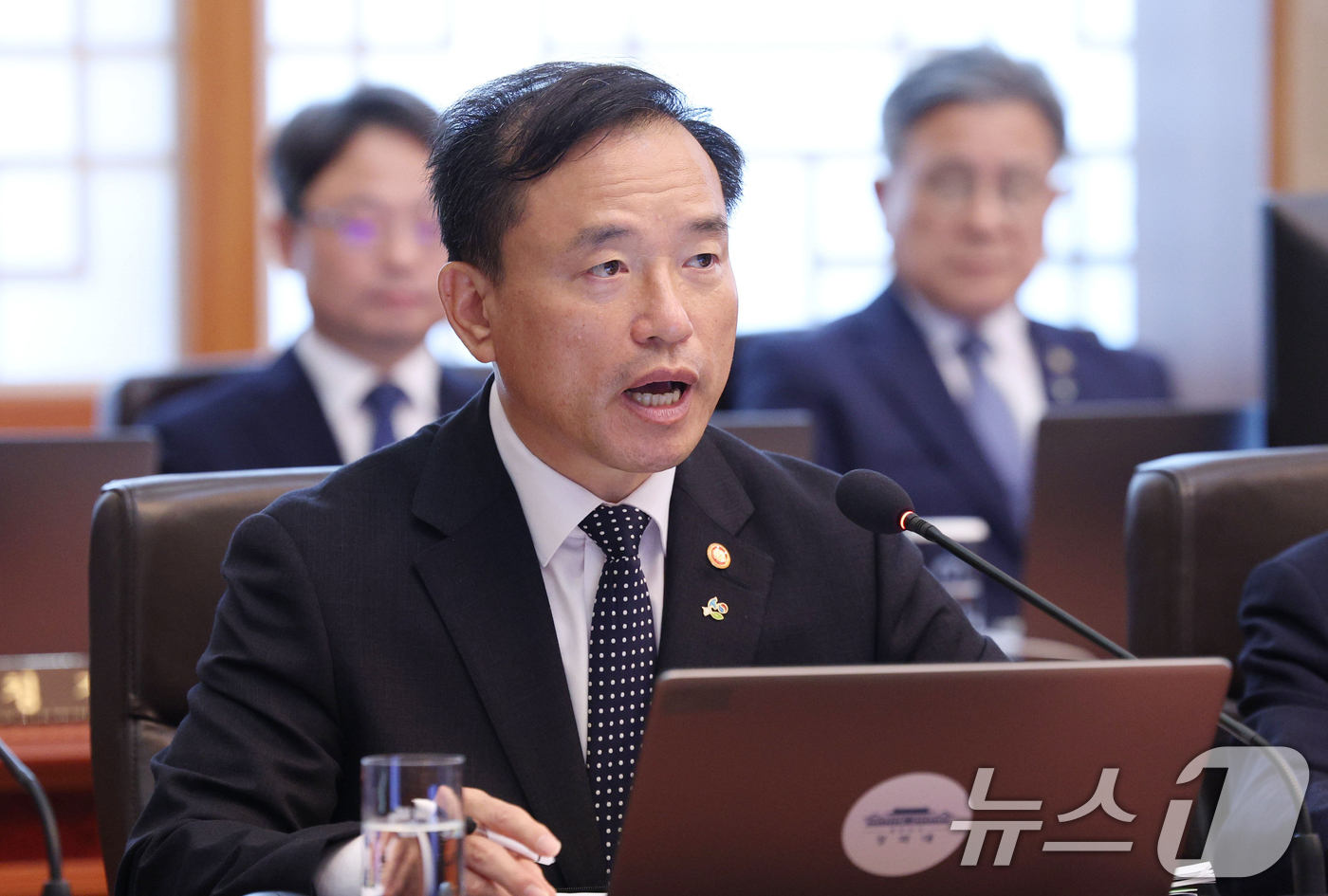 (서울=뉴스1) 허경 기자 = 김종철 방송미디어통신위원장이 2일 청와대에서 열린 국무회의 겸 비상경제점검회의에서 업무보고를 하고 있다. (청와대통신사진기자단) 2026.6.2/뉴스 …