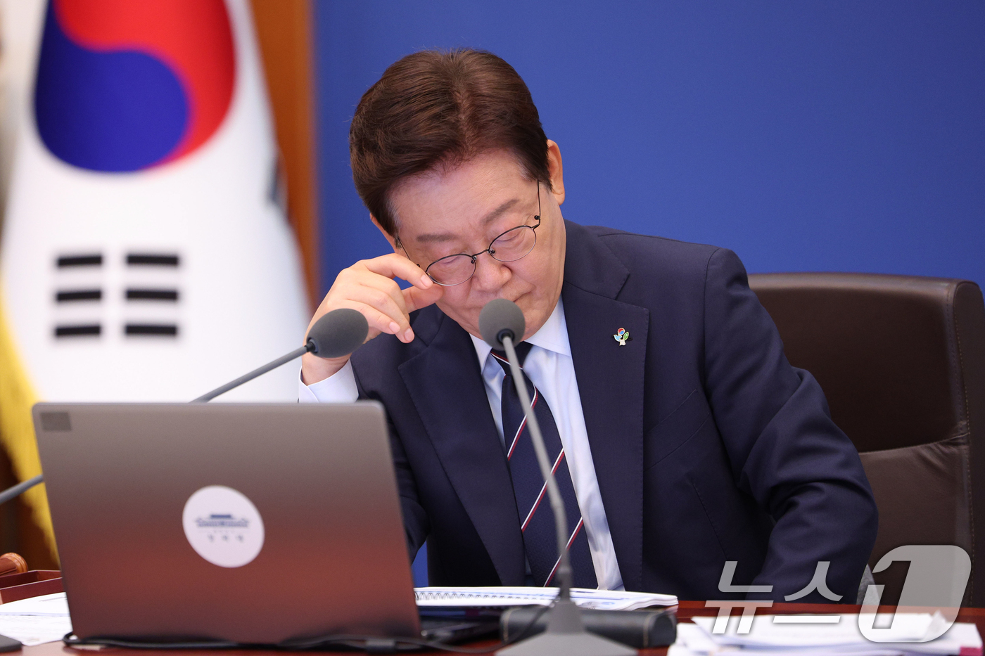 (서울=뉴스1) 허경 기자 = 이재명 대통령이 2일 청와대에서 열린 국무회의 겸 비상경제점검회의에서 자료를 보고 있다. (청와대통신사진기자단) 2026.6.2/뉴스1