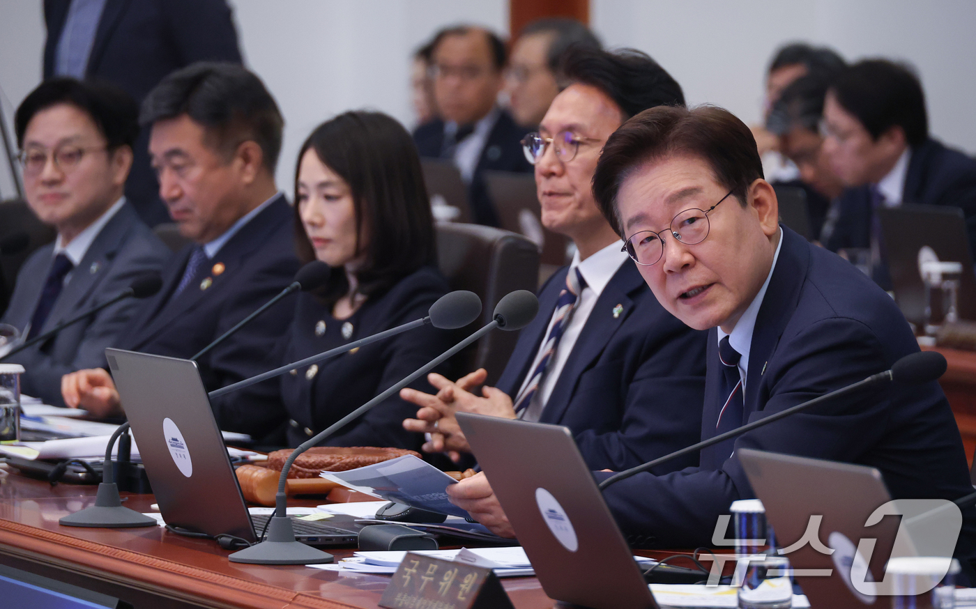 (서울=뉴스1) 이재명 기자 = 이재명 대통령이 2일 청와대에서 열린 제24회 국무회의 겸 제11차 비상경제점검회의에서 발언을 하고 있다. (청와대통신사진기자단) 2026.6.2/ …