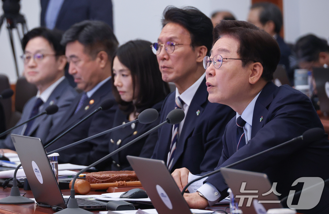(서울=뉴스1) 이재명 기자 = 이재명 대통령이 2일 청와대에서 열린 제24회 국무회의 겸 제11차 비상경제점검회의에서 발언을 하고 있다. (청와대통신사진기자단) 2026.6.2/ …