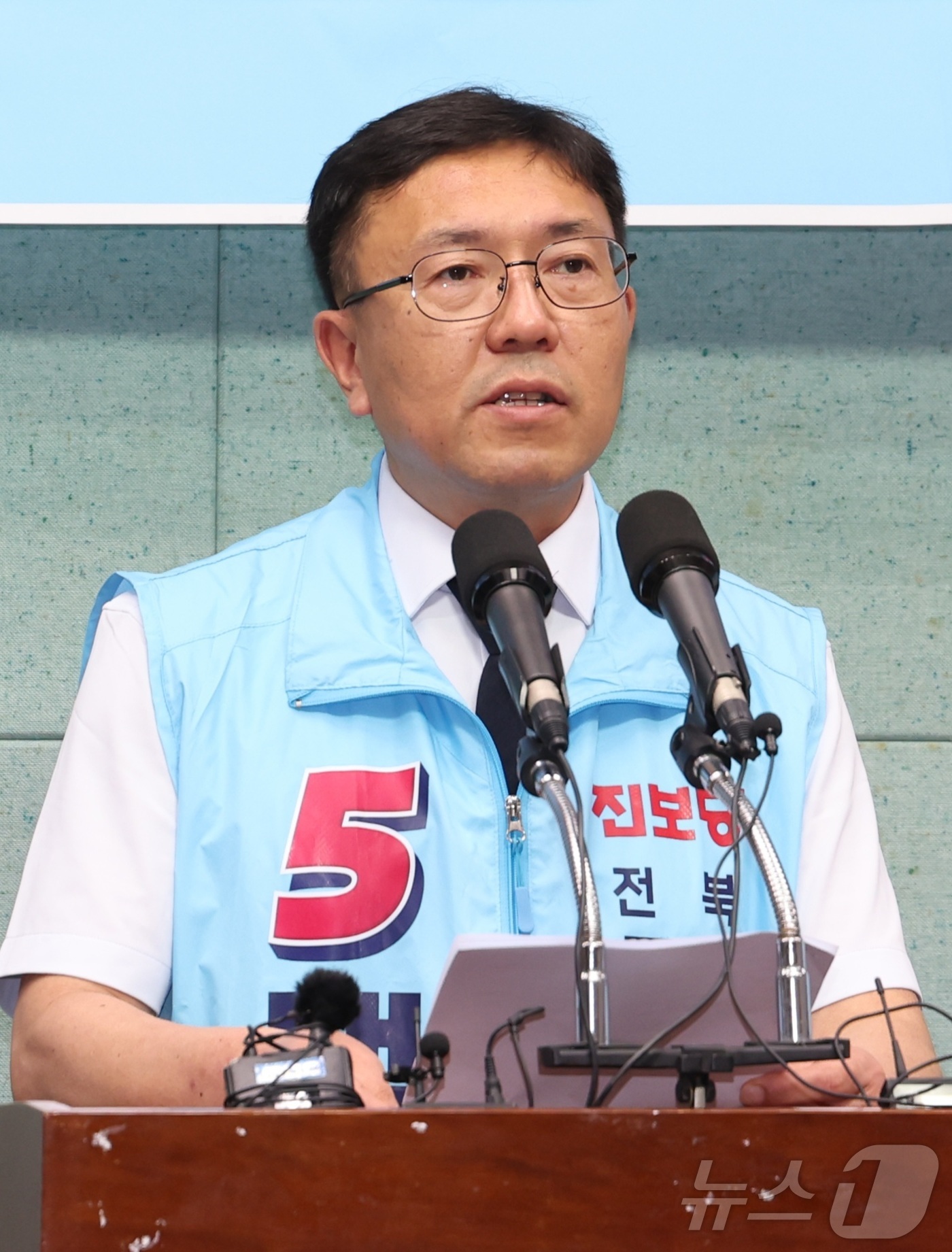 (전주=뉴스1) 유경석 기자 = 백승재 진보당 전북도지사 후보가 2일 전북 전주시 전북특별자치도의회에서 기자회견을 열고 지지를 호소하고 있다. 2026.6.2/뉴스1