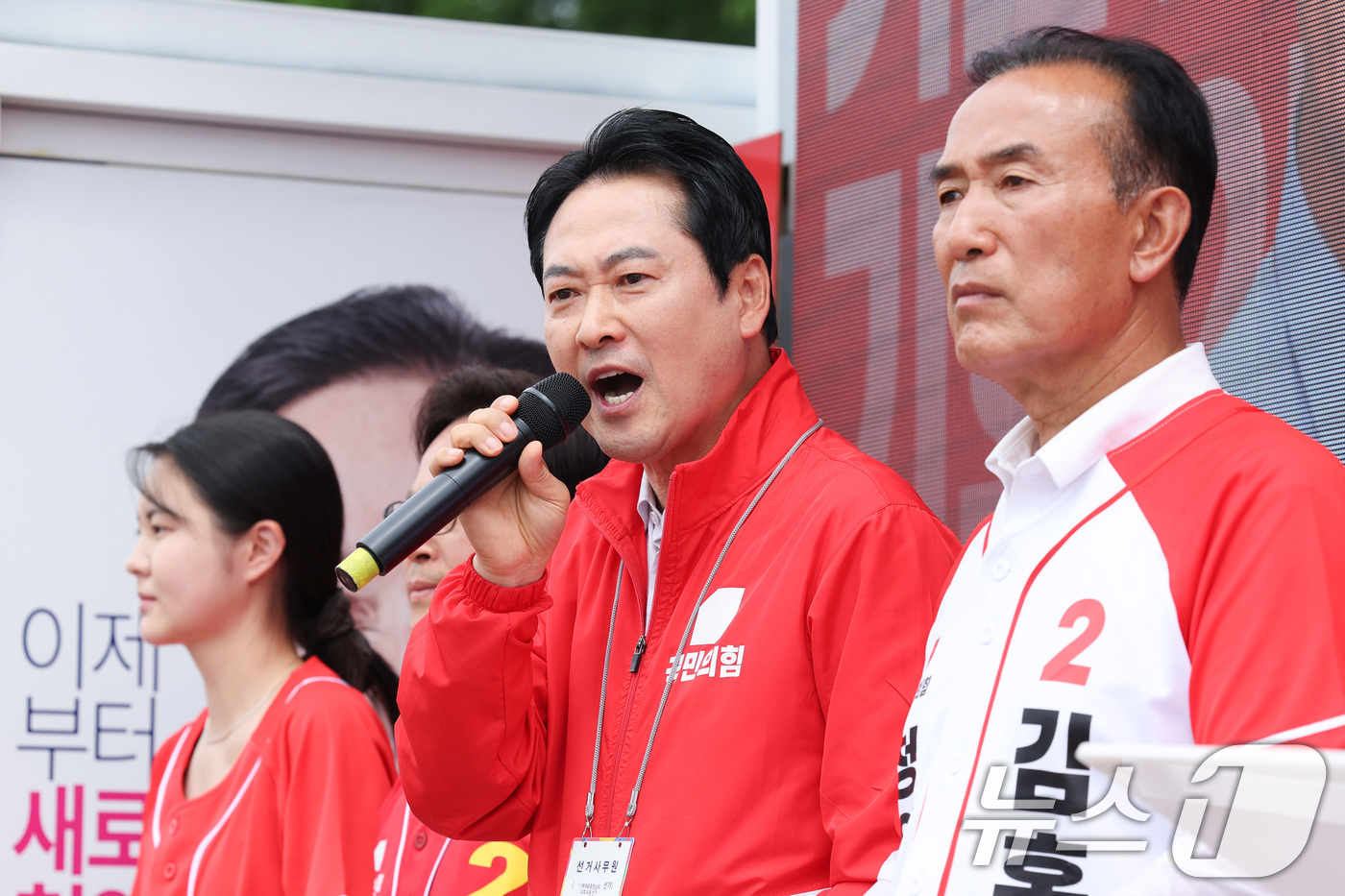 (청양=뉴스1) 신웅수 기자 = 장동혁 국민의힘 대표가 2일 충남 청양군 청양재래시장을 찾아 윤용근 충남 공주시부여군청양군 국회의원 후보, 김홍열 청양군수 후보 지지를 호소하고 있 …