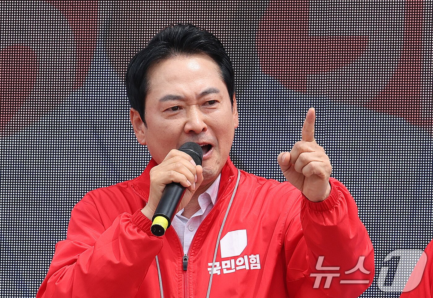 본문 이미지 - 장동혁 국민의힘 대표가 2일 충남 청양군 청양재래시장을 찾아 윤용근 충남 공주시부여군청양군 국회의원 후보, 김홍열 청양군수 후보 지지를 호소하고 있다. 2026.6.2 ⓒ 뉴스1 신웅수 기자