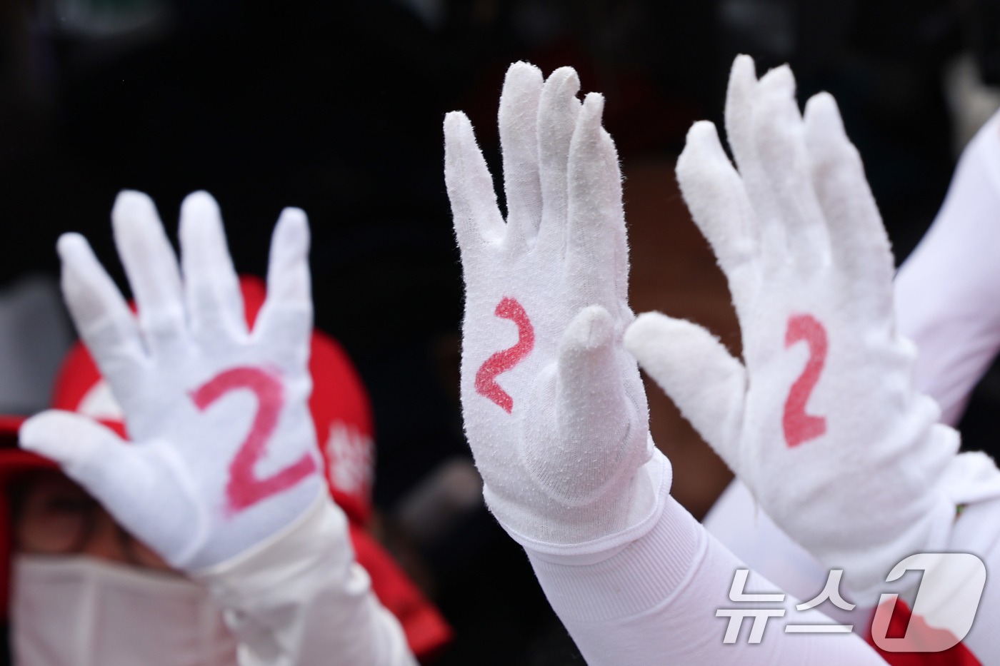 (청양=뉴스1) 신웅수 기자 = 2일 충남 청양군 청양재래시장에서 국민의힘 선거운동원들이 선거 운동을 펼치고 있다. 2026.6.2/뉴스1