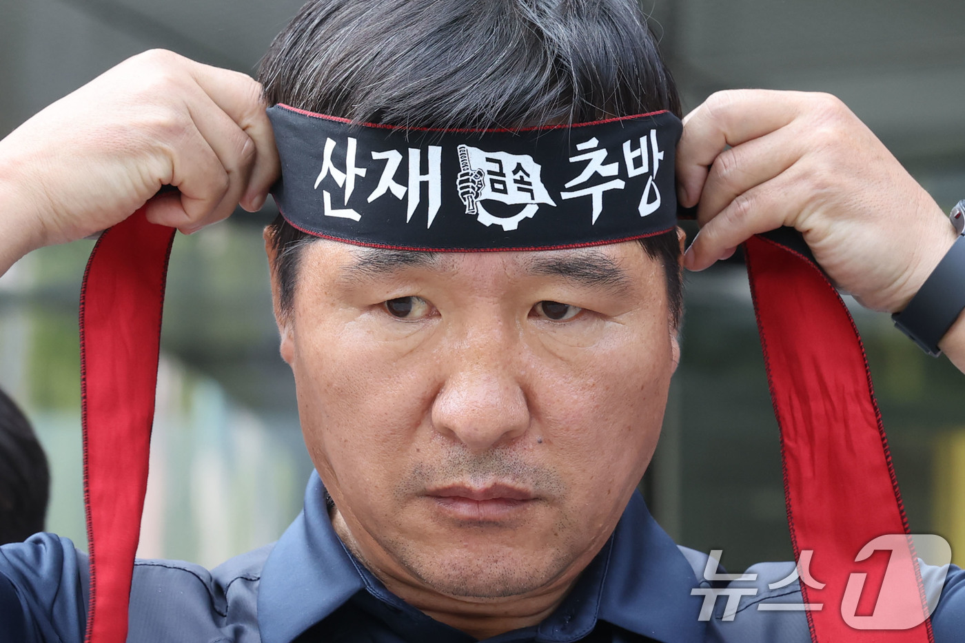 (서울=뉴스1) 이광호 기자 = 전국금속노동조합원이 2일 오전 서울 중구 한화 본사 앞에서 열린 한화에어로스페이스 중대재해 참사 한화그룹 규탄 기자회견에서 '산재 추방' 이라고 적 …