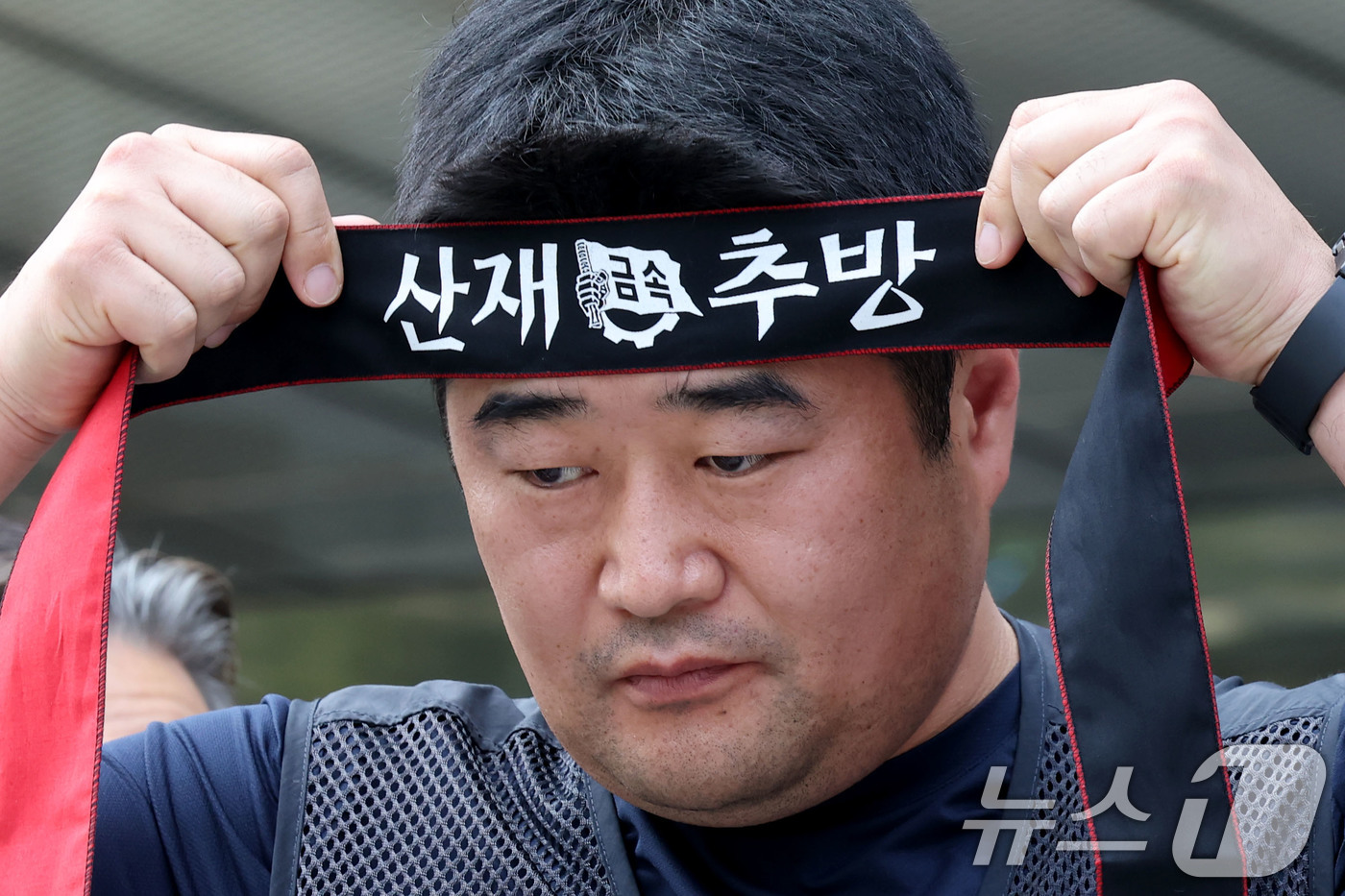 (서울=뉴스1) 이광호 기자 = 전국금속노동조합원이 2일 오전 서울 중구 한화 본사 앞에서 열린 한화에어로스페이스 중대재해 참사 한화그룹 규탄 기자회견에서 '산재 추방' 이라고 적 …