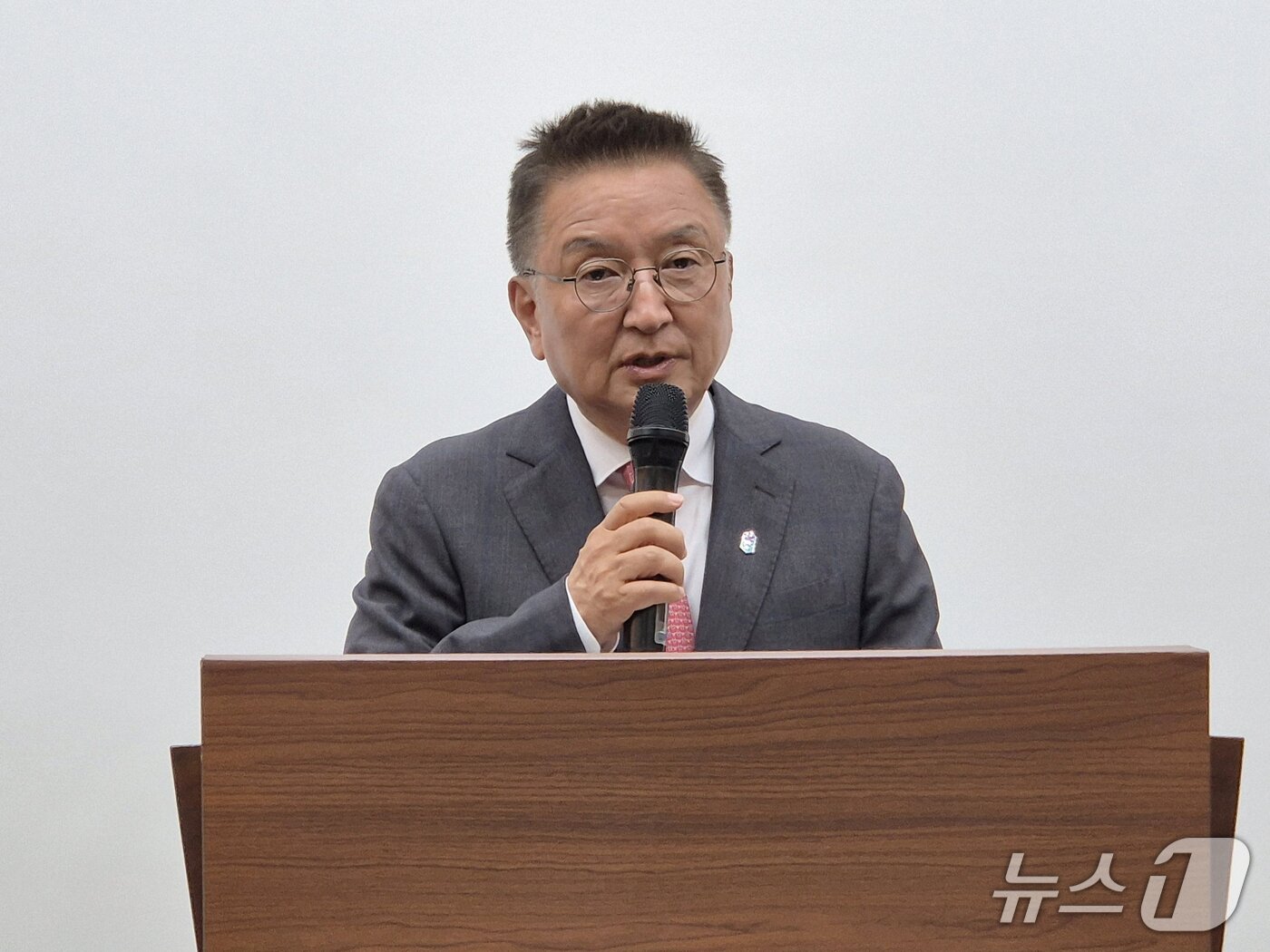 본문 이미지 - 김영환 국민의힘 충북지사 후보가 2일 도청 브리핑룸에서 기자회견을 열어 투표 참여와 지지를 호소하고 있다. 2026.6.2/뉴스1