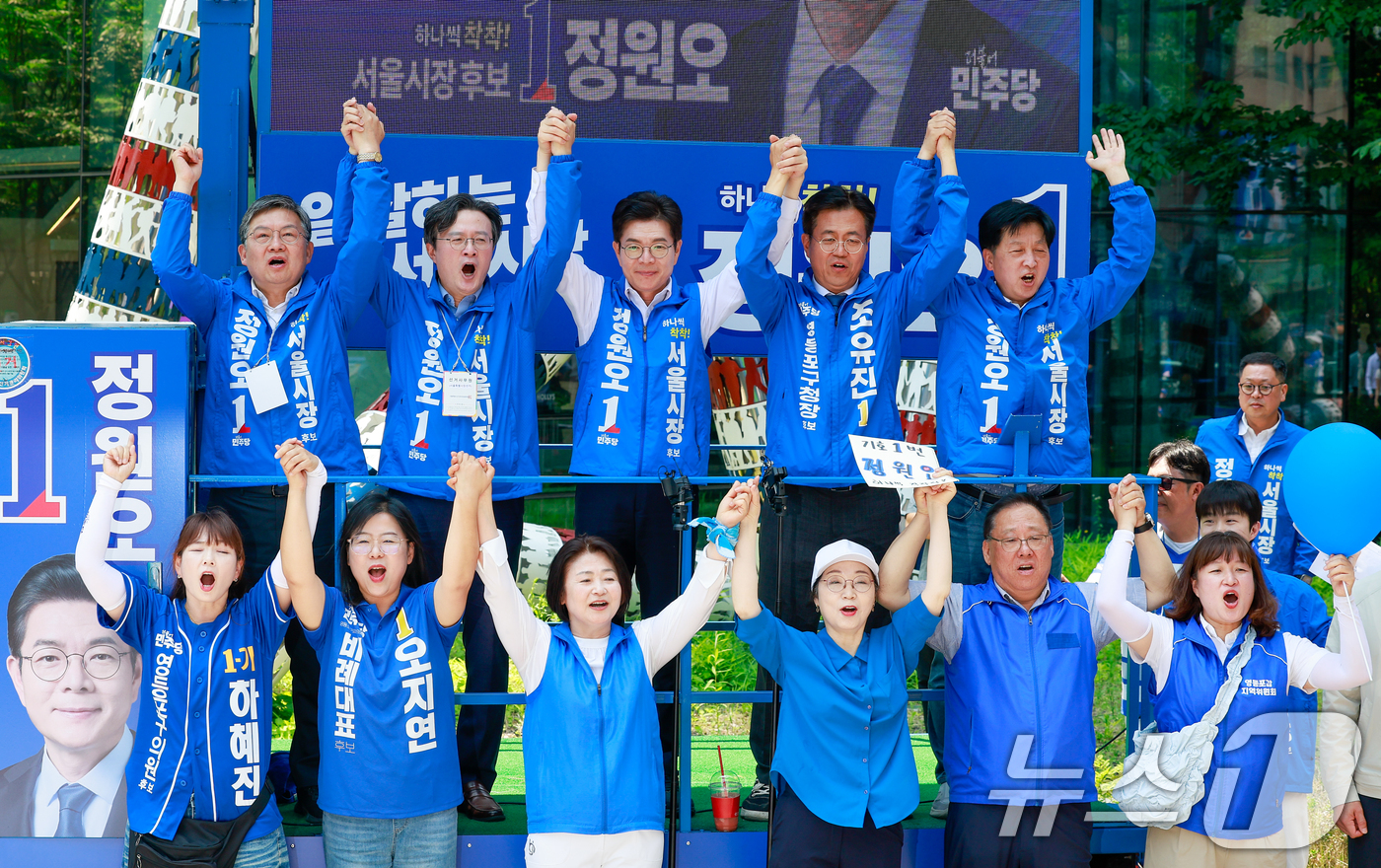 (서울=뉴스1) 안은나 기자 = 정원오 더불어민주당 서울시장 후보가 제9회 전국동시지방선거일을 하루 앞둔 2일 서울 영등포구 여의도우체국 앞에서 열린 집중유세 중 지지를 호소하고 …