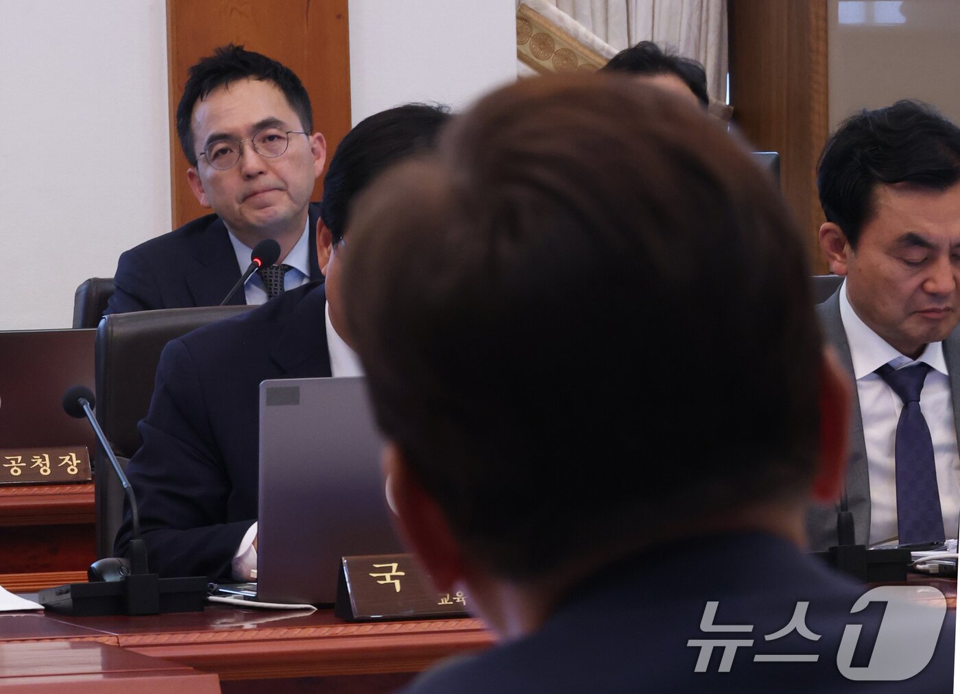본문 이미지 - 구자현 검찰총장 직무대행이 2일 청와대에서 열린 제24회 국무회의 겸 제11차 비상경제점검회의에서 이재명 대통령의 발언을 듣고 있다. (청와대통신사진기자단) 2026.6.2 ⓒ 뉴스1 이재명 기자