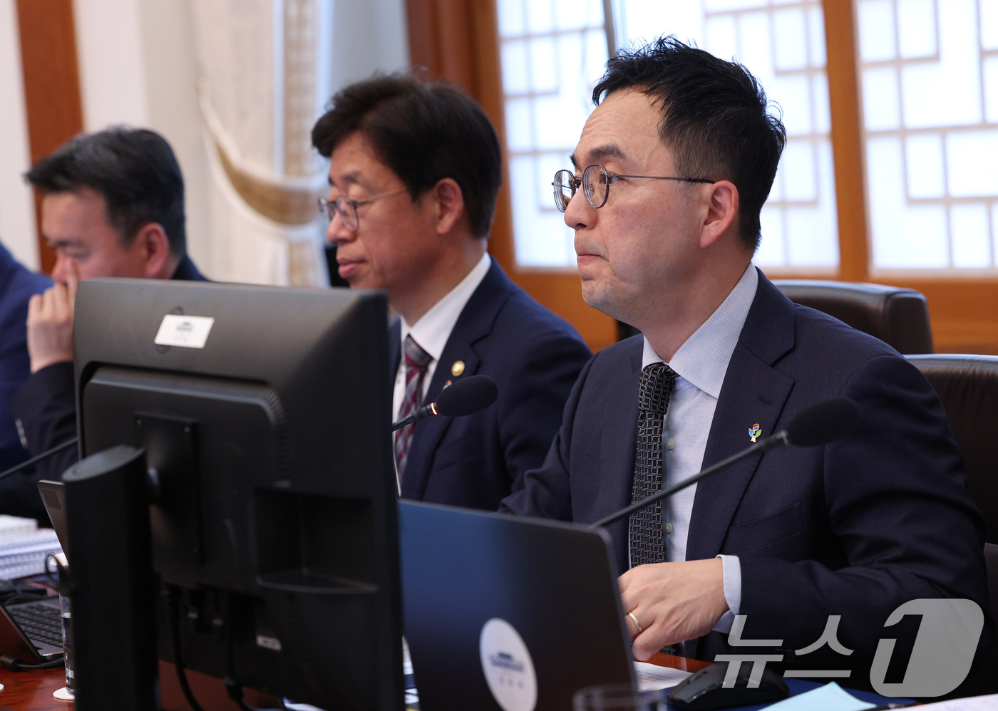 (서울=뉴스1) 허경 기자 = 구자현 검찰총장 대행이 2일 청와대에서 열린 국무회의 겸 비상경제점검회의에서 업무보고 후 이재명 대통령의 발언을 듣고 있다. (청와대통신사진기자단) …
