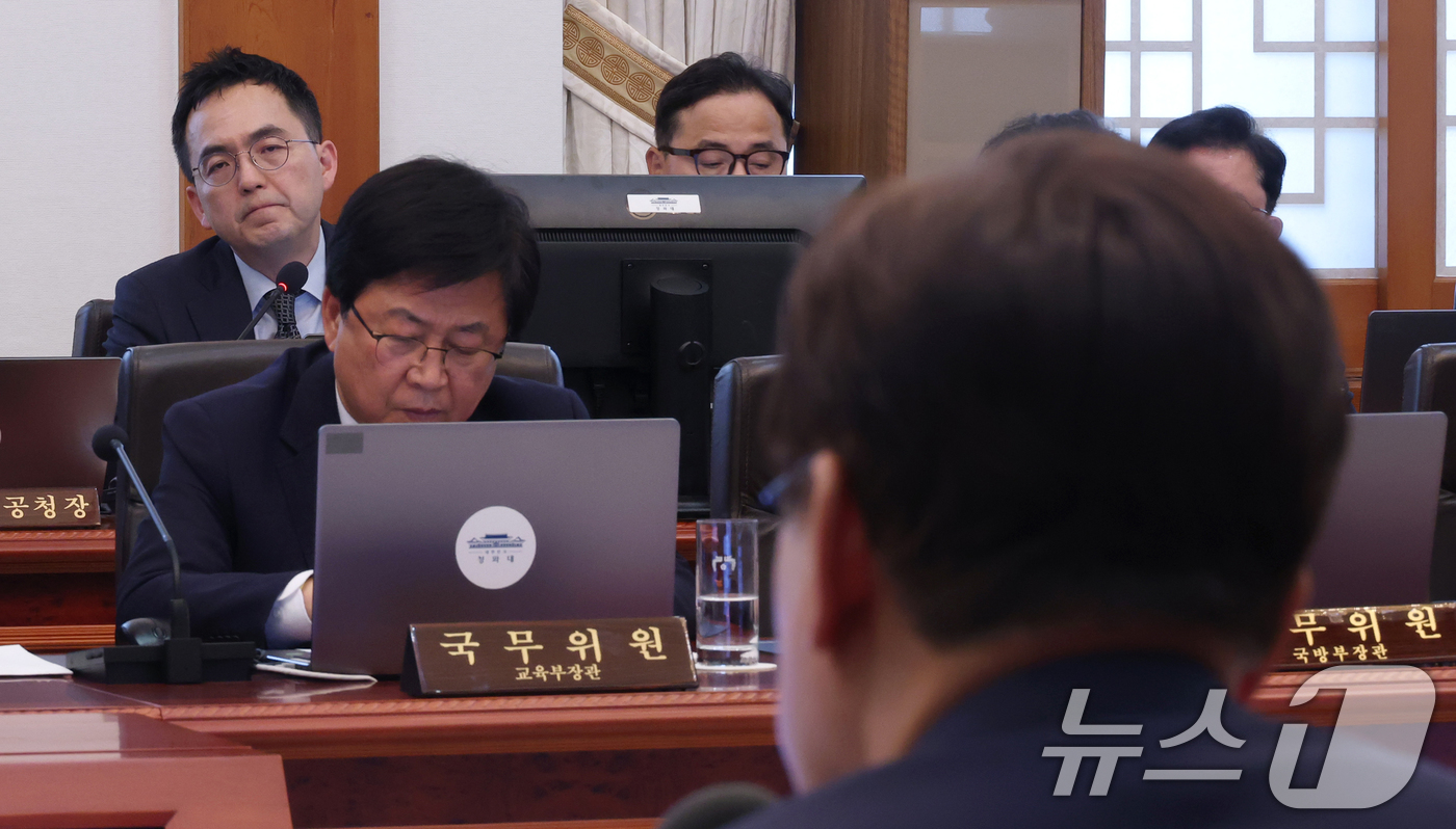 (서울=뉴스1) 이재명 기자 = 구자현 검찰총장 직무대행이 2일 청와대에서 열린 제24회 국무회의 겸 제11차 비상경제점검회의에서 이재명 대통령의 발언을 듣고 있다. (청와대통신사 …
