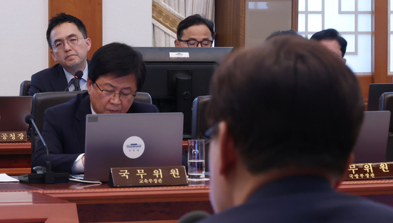 업무보고 후 대통령 발언 듣는 구자현 직무대행