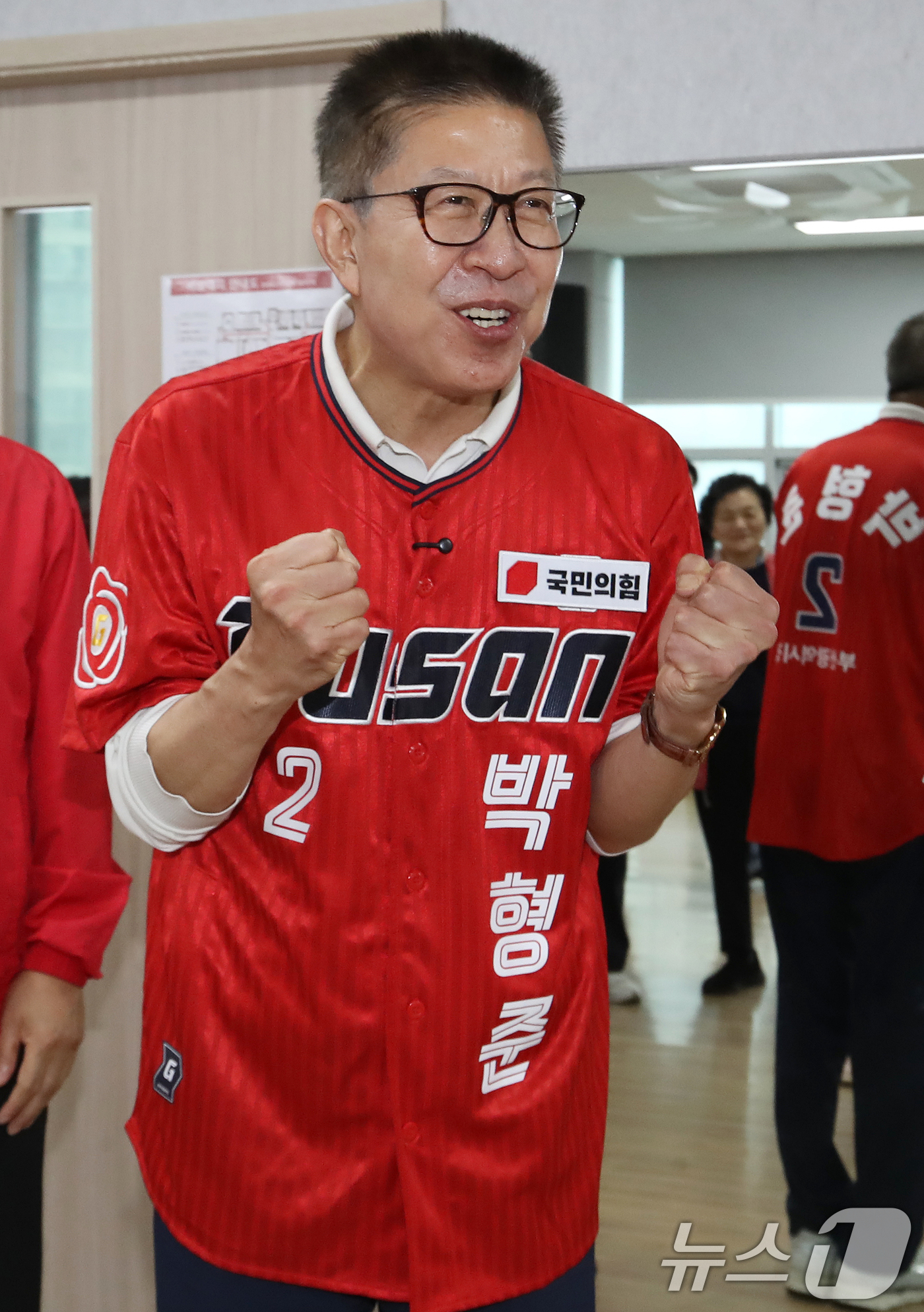 (부산=뉴스1) 윤일지 기자 = 박형준 국민의힘 부산시장 후보가 제9회 전국동시지방선거 및 국회의원 재보궐선거를 하루 앞둔 2일 부산 동래구노인복지관을 찾아 어르신들에게 지지를 호 …