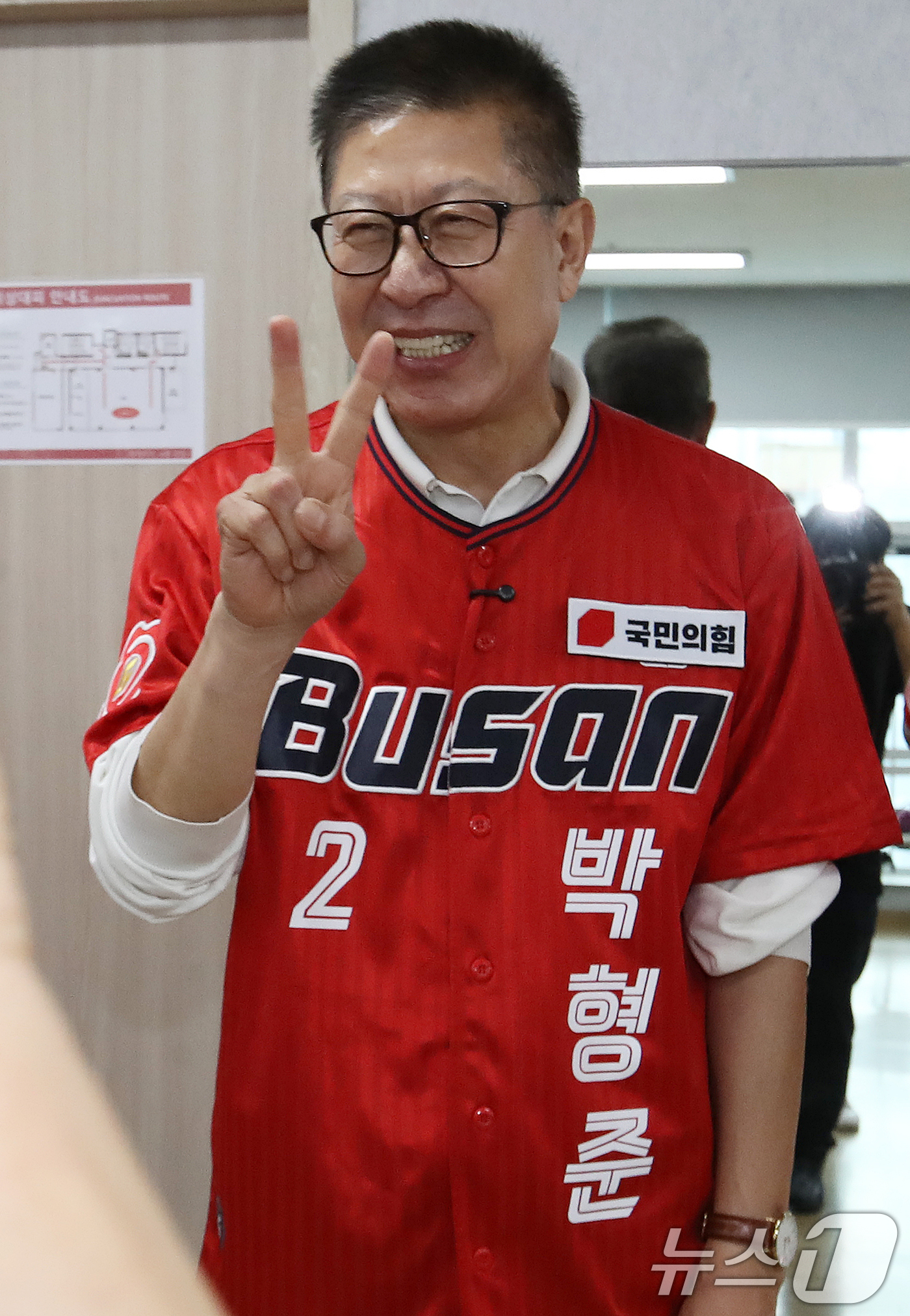 (부산=뉴스1) 윤일지 기자 = 박형준 국민의힘 부산시장 후보가 제9회 전국동시지방선거 및 국회의원 재보궐선거를 하루 앞둔 2일 부산 동래구노인복지관을 찾아 어르신들에게 지지를 호 …