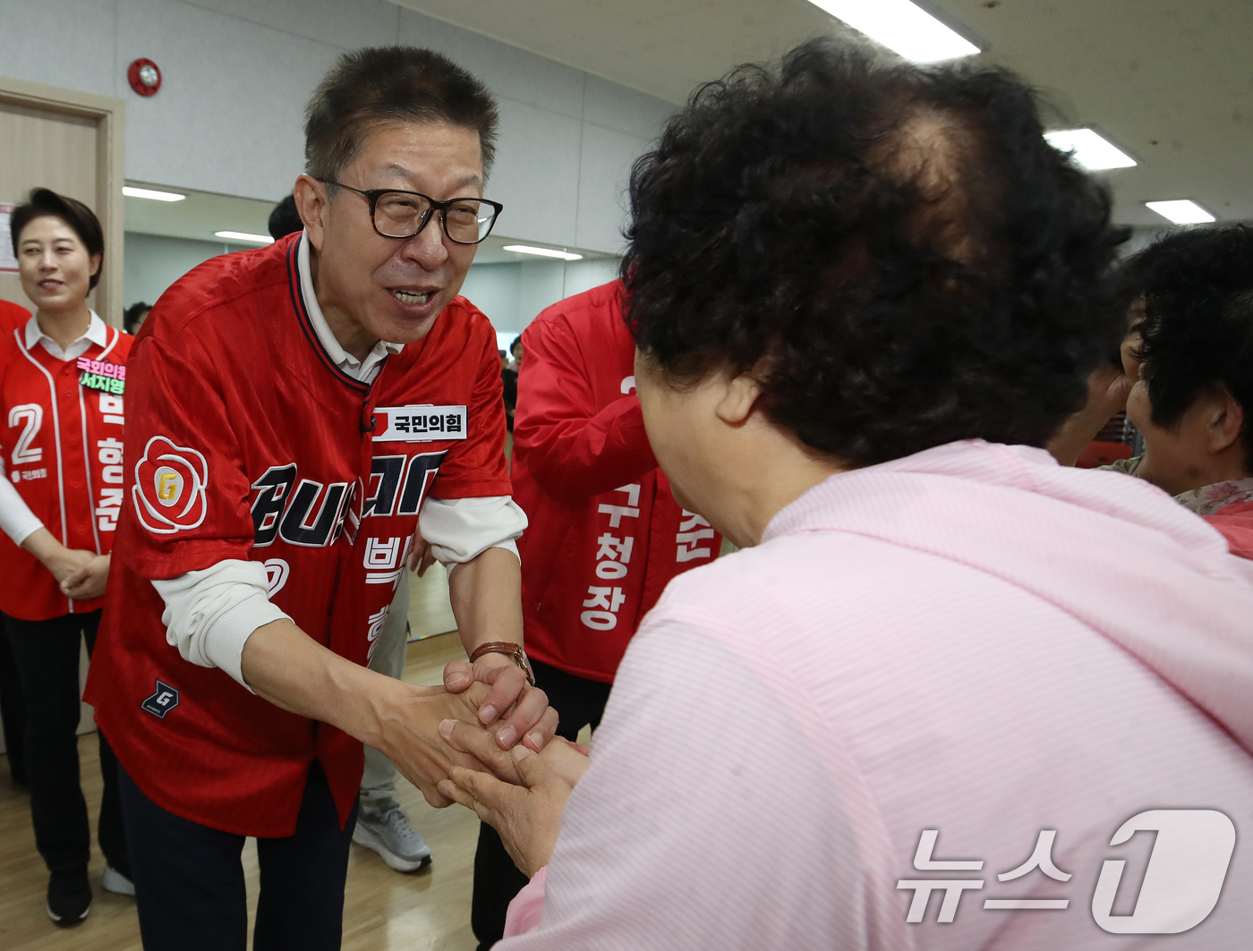 (부산=뉴스1) 윤일지 기자 = 박형준 국민의힘 부산시장 후보가 제9회 전국동시지방선거 및 국회의원 재보궐선거를 하루 앞둔 2일 부산 동래구노인복지관을 찾아 어르신들에게 지지를 호 …