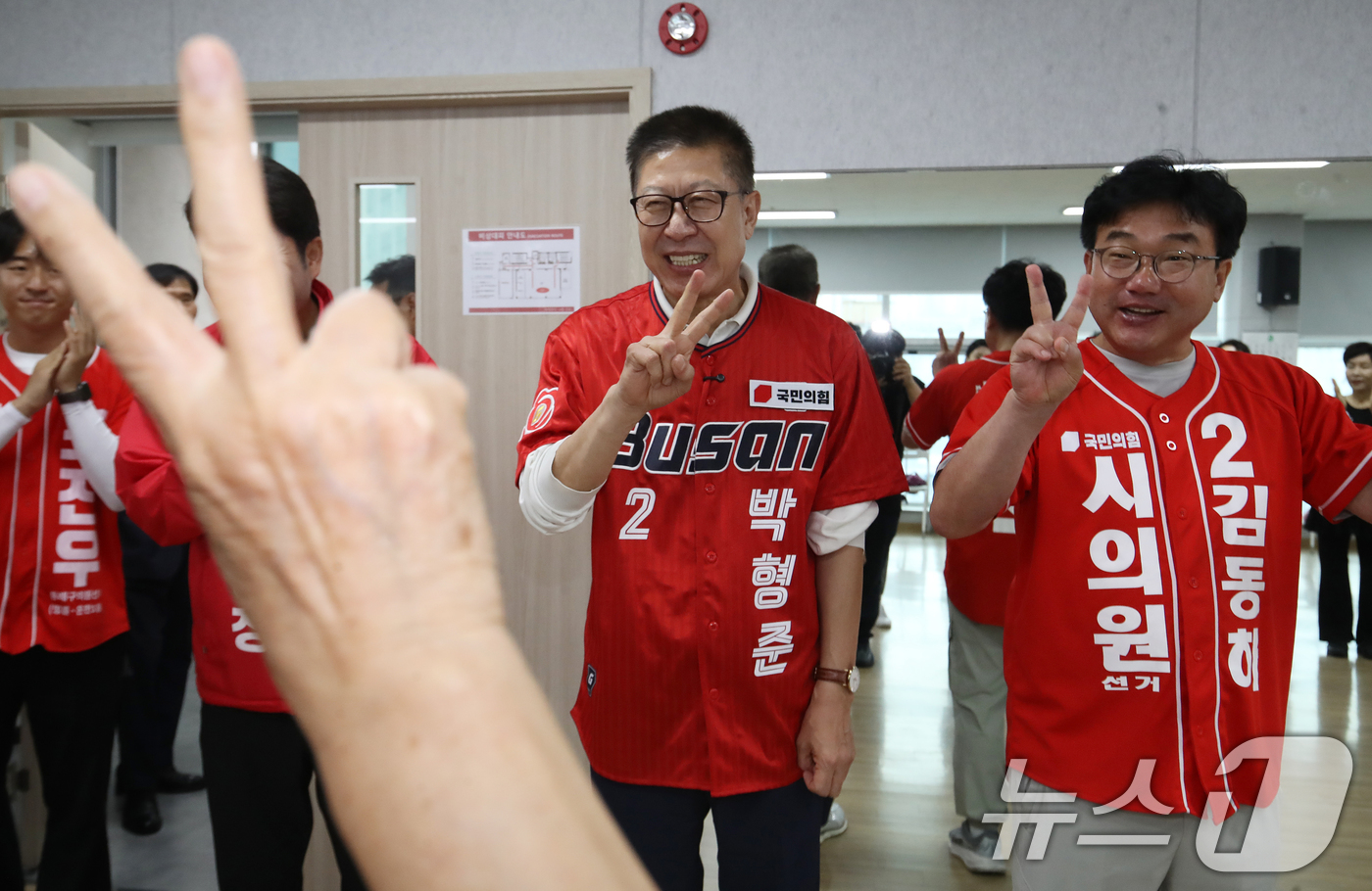 (부산=뉴스1) 윤일지 기자 = 박형준 국민의힘 부산시장 후보가 제9회 전국동시지방선거 및 국회의원 재보궐선거를 하루 앞둔 2일 부산 동래구노인복지관을 찾아 어르신들에게 지지를 호 …
