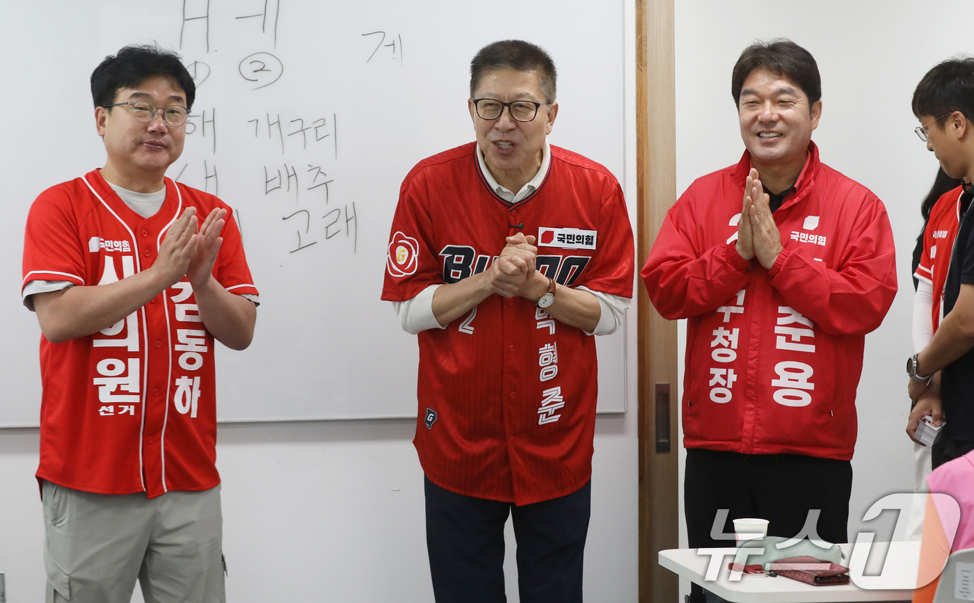 (부산=뉴스1) 윤일지 기자 = 박형준 국민의힘 부산시장 후보가 제9회 전국동시지방선거 및 국회의원 재보궐선거를 하루 앞둔 2일 부산 동래구노인복지관을 찾아 어르신들에게 지지를 호 …