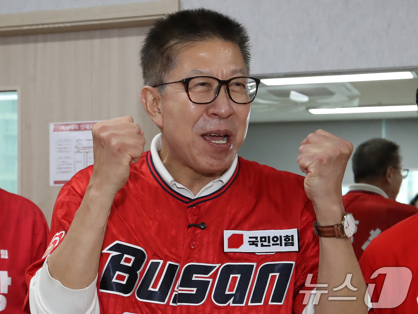 (부산=뉴스1) 윤일지 기자 = 박형준 국민의힘 부산시장 후보가 제9회 전국동시지방선거 및 국회의원 재보궐선거를 하루 앞둔 2일 부산 동래구노인복지관을 찾아 어르신들에게 지지를 호 …