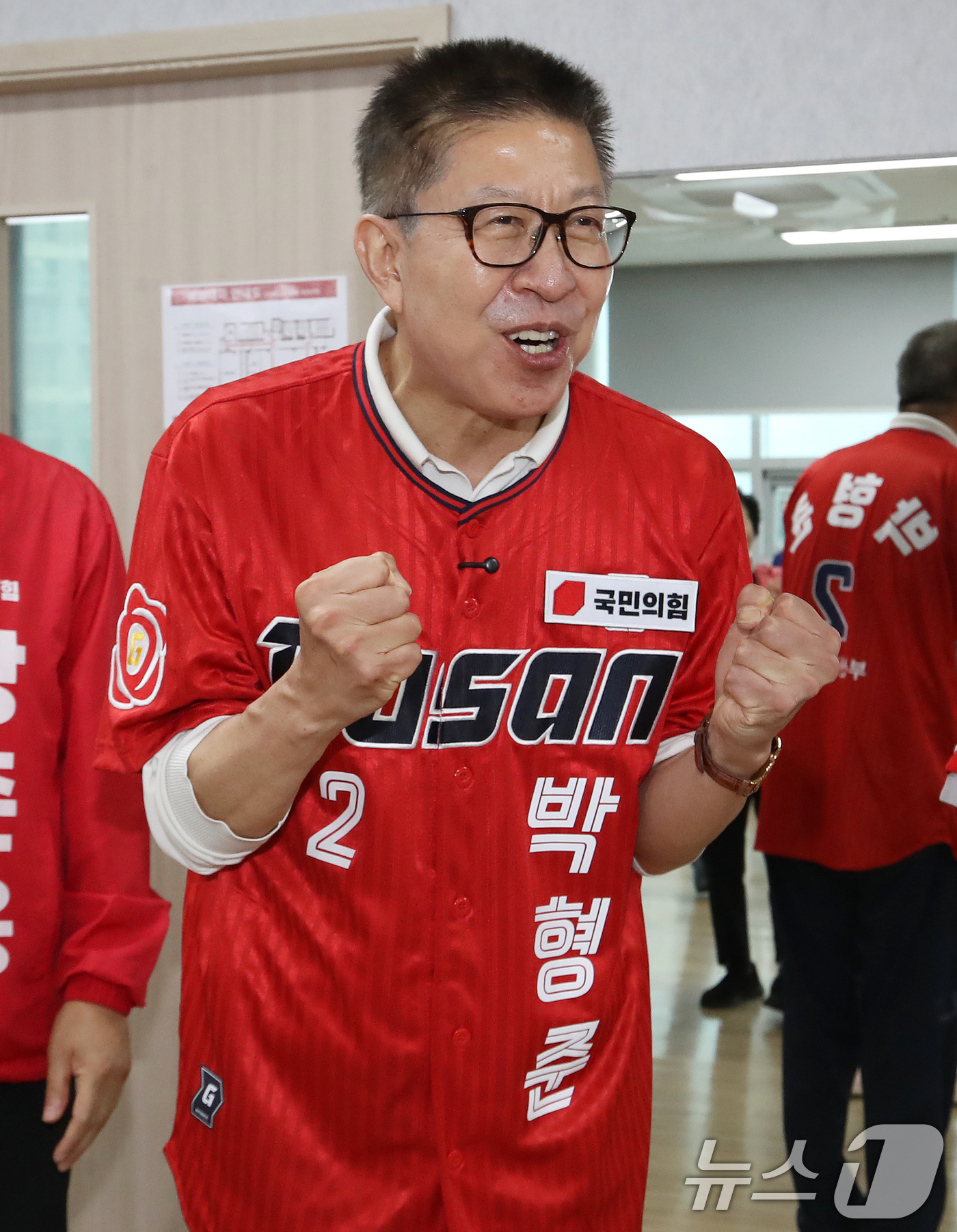 (부산=뉴스1) 윤일지 기자 = 박형준 국민의힘 부산시장 후보가 제9회 전국동시지방선거 및 국회의원 재보궐선거를 하루 앞둔 2일 부산 동래구노인복지관을 찾아 어르신들에게 지지를 호 …