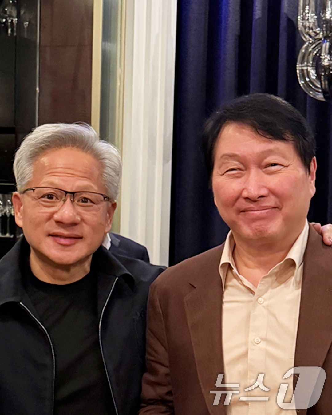 (서울=뉴스1) = 최태원 SK하이닉스 회장과 젠슨 황 엔비디아 최고경영자(CEO)가 1일(현지시간) 대만 타이베이 모처에서 열린 회동 후 어깨동무를 하며 기념 촬영을 하고 있다. …