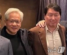 (서울=뉴스1) = 최태원 SK하이닉스 회장과 젠슨 황 엔비디아 최고경영자(CEO)가 1일(현지시간) 대만 타이베이 모처에서 열린 회동 후 어깨동무를 하며 기념 촬영을 하고 있다. …