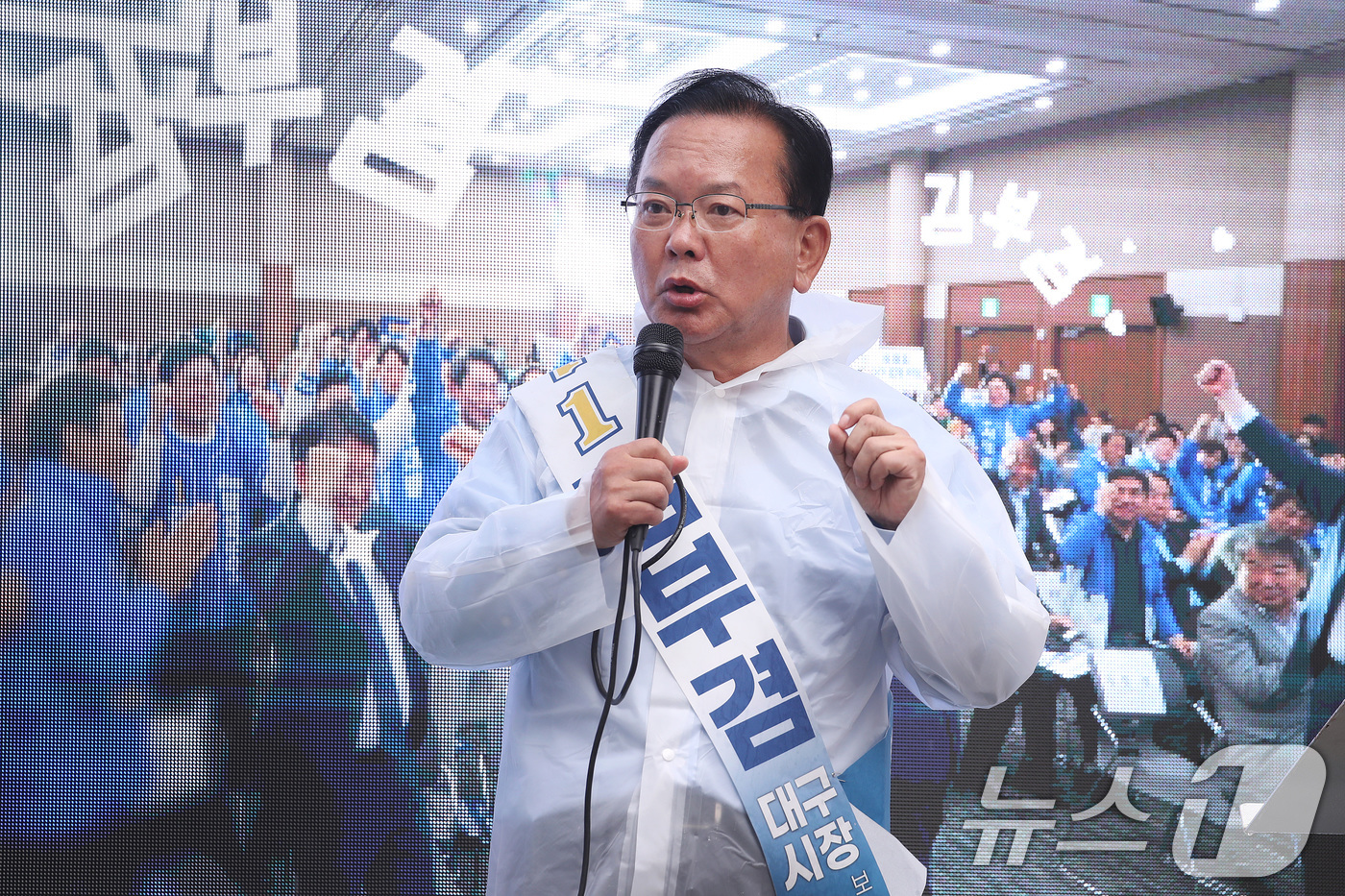 (대구=뉴스1) 공정식 기자 = 김부겸 더불어민주당 대구시장 후보가 6·3 지방선거를 하루 앞둔 2일 대구 수성구 범어동 아파트 단지에서 일명 '벽치기 유세'를 이어가고 있다. 2 …