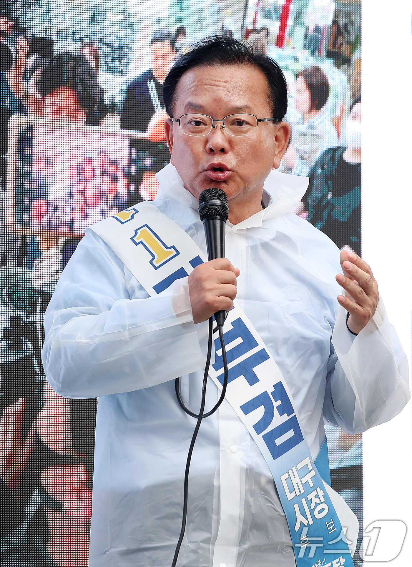 (대구=뉴스1) 공정식 기자 = 김부겸 더불어민주당 대구시장 후보가 6·3 지방선거를 하루 앞둔 2일 대구 수성구 범어동 아파트 단지에서 일명 '벽치기 유세'를 이어가고 있다. 2 …