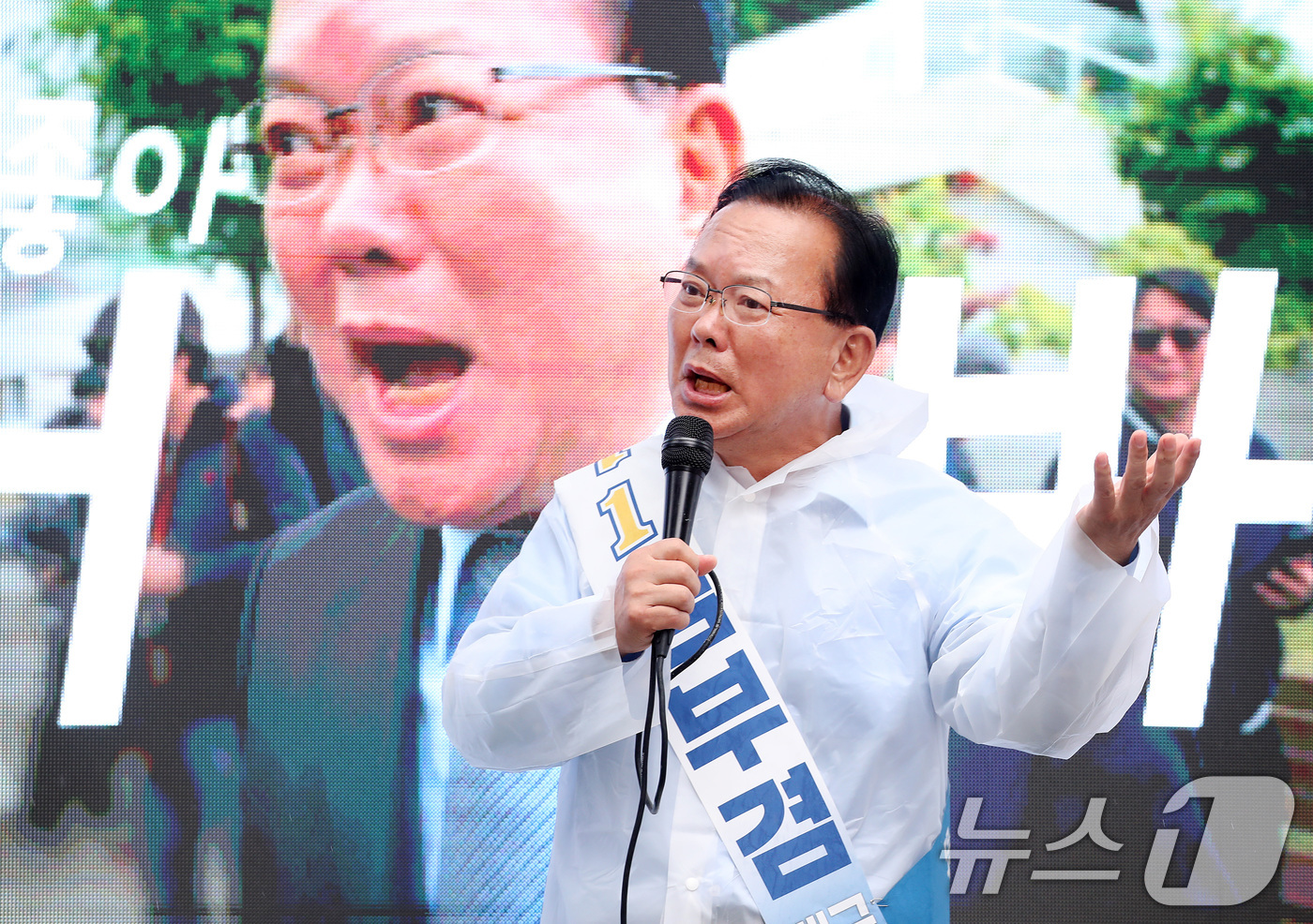 (대구=뉴스1) 공정식 기자 = 김부겸 더불어민주당 대구시장 후보가 6·3 지방선거를 하루 앞둔 2일 대구 수성구 범어동 아파트 단지에서 일명 '벽치기 유세'를 이어가고 있다. 2 …