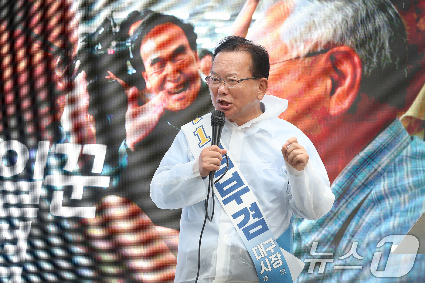 (대구=뉴스1) 공정식 기자 = 김부겸 더불어민주당 대구시장 후보가 6·3 지방선거를 하루 앞둔 2일 대구 수성구 범어동 아파트 단지에서 일명 '벽치기 유세'를 이어가고 있다. 2 …