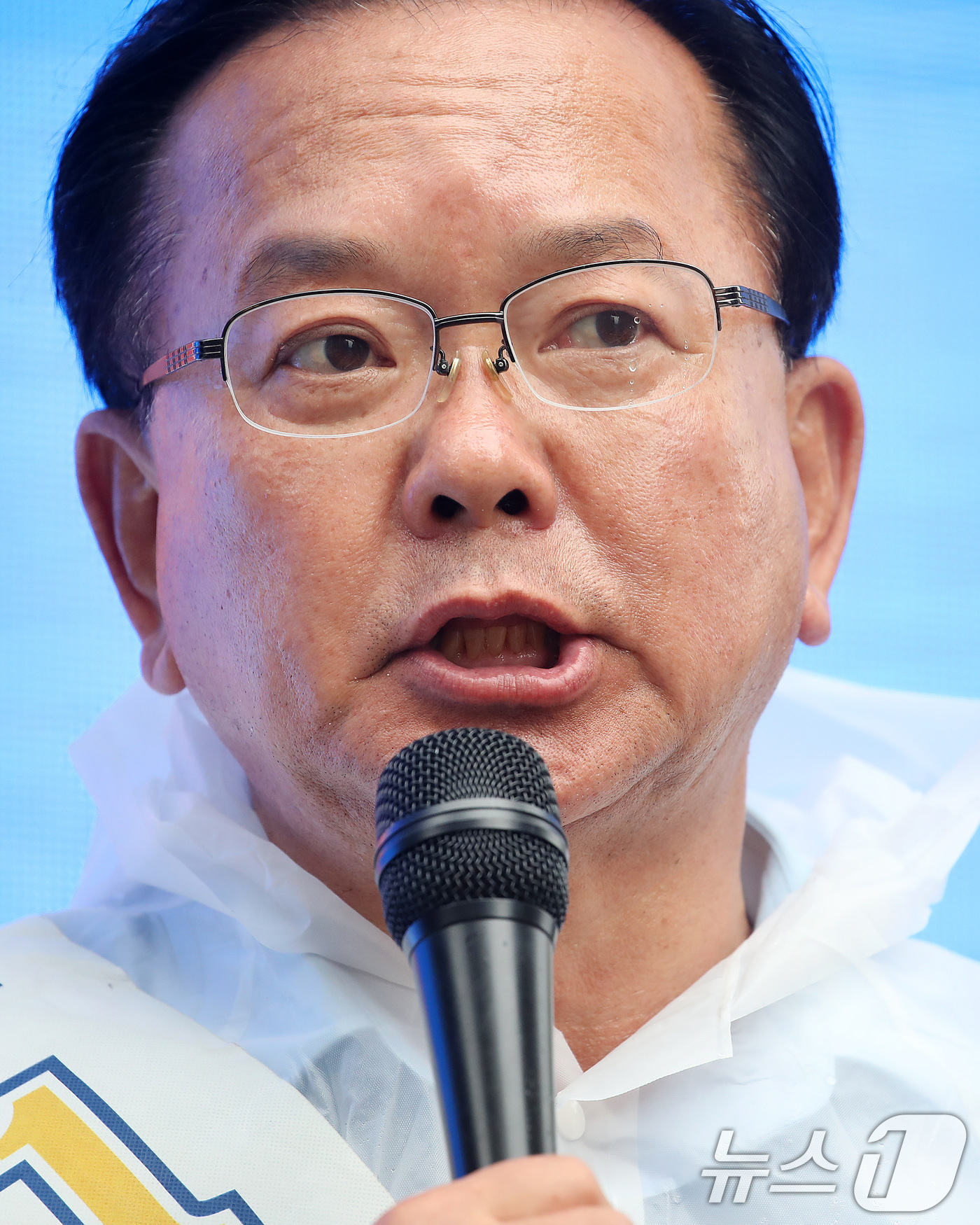 (대구=뉴스1) 공정식 기자 = 김부겸 더불어민주당 대구시장 후보가 6·3 지방선거를 하루 앞둔 2일 대구 수성구 범어동 아파트 단지에서 일명 '벽치기 유세'를 이어가고 있다. 2 …