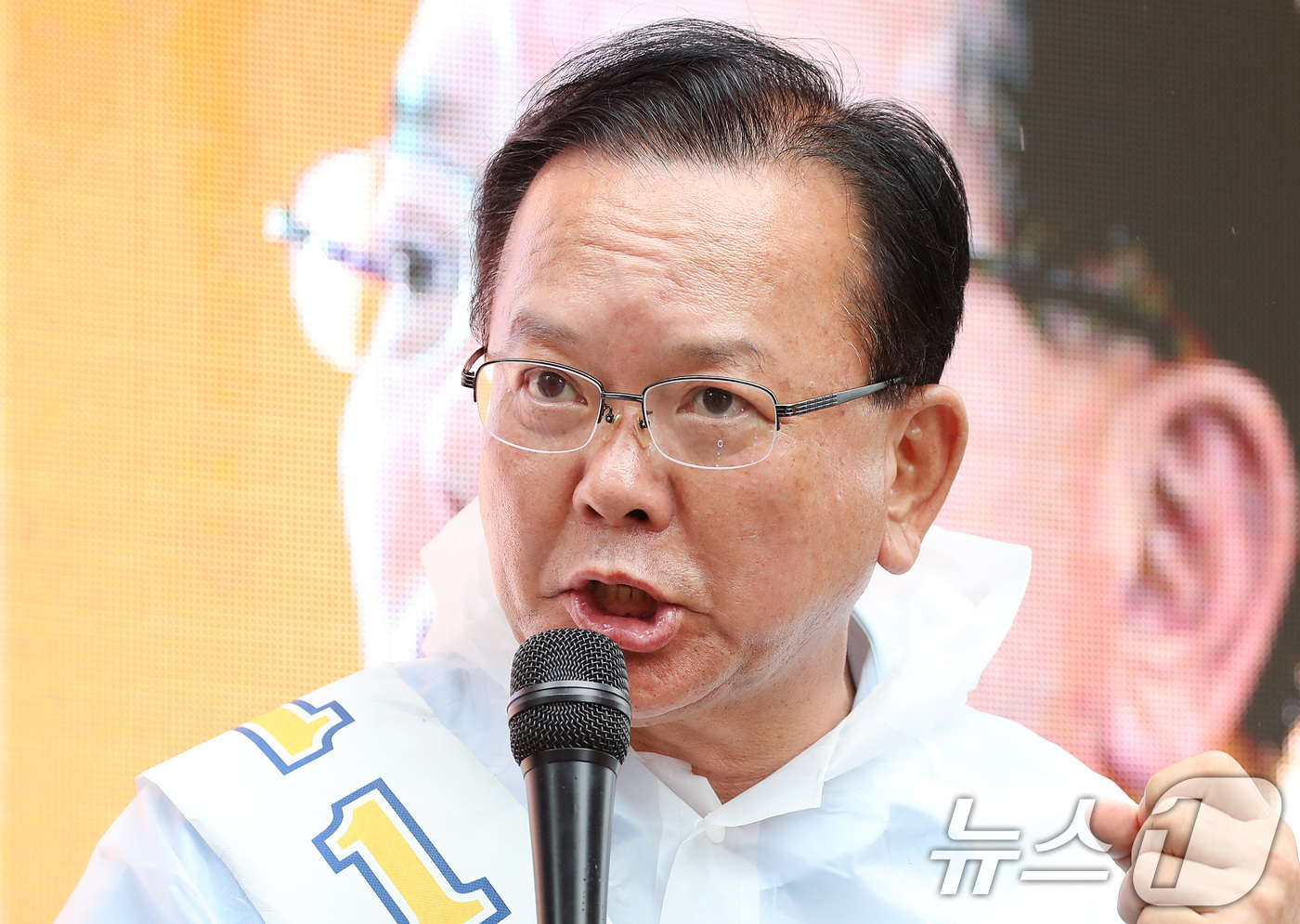 (대구=뉴스1) 공정식 기자 = 김부겸 더불어민주당 대구시장 후보가 6·3 지방선거를 하루 앞둔 2일 대구 수성구 범어동 아파트 단지에서 일명 '벽치기 유세'를 이어가고 있다. 2 …