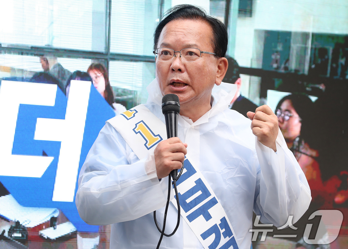(대구=뉴스1) 공정식 기자 = 김부겸 더불어민주당 대구시장 후보가 6·3 지방선거를 하루 앞둔 2일 대구 수성구 범어동 아파트 단지에서 일명 '벽치기 유세'를 이어가고 있다. 2 …