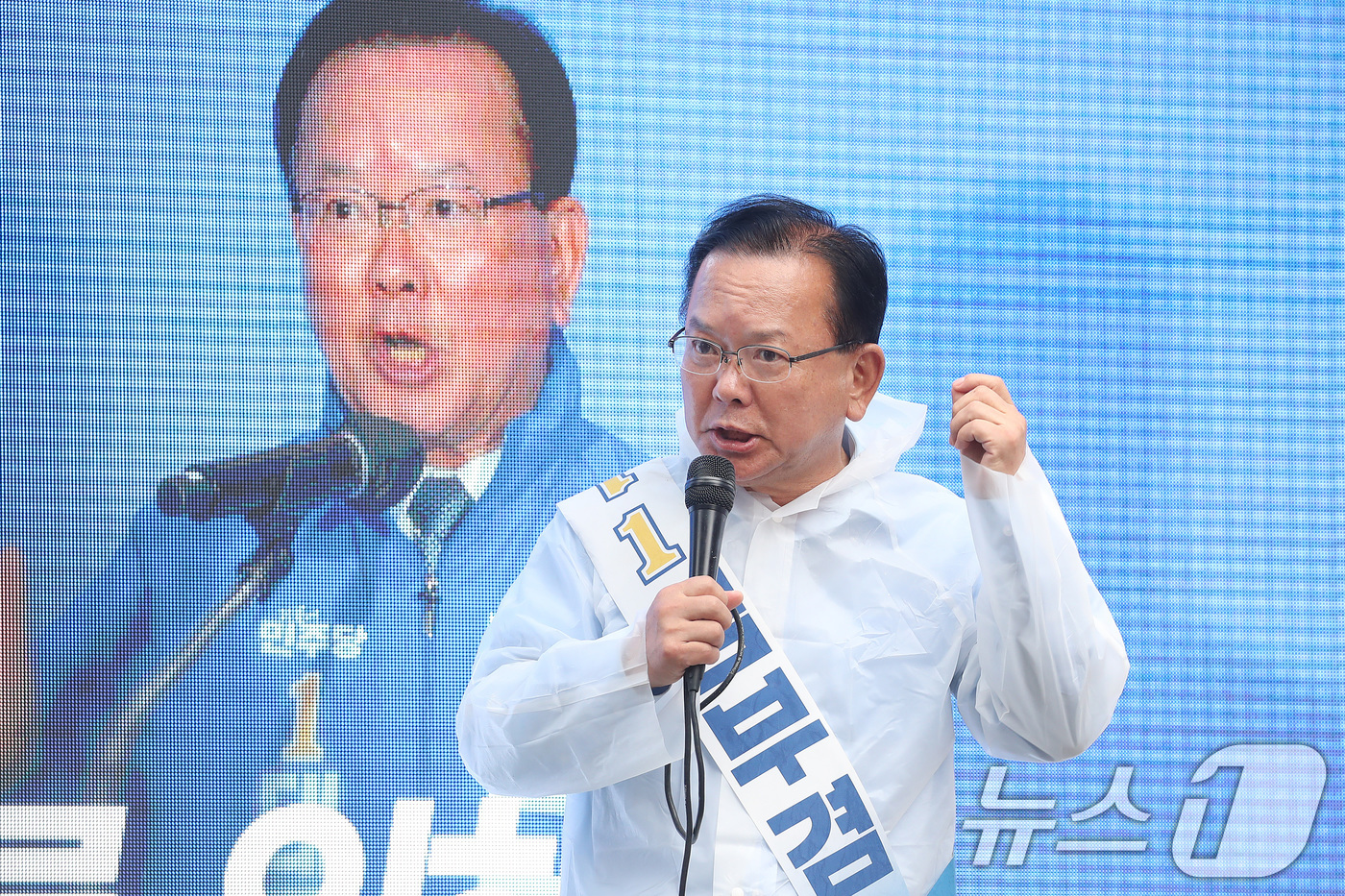 (대구=뉴스1) 공정식 기자 = 김부겸 더불어민주당 대구시장 후보가 6·3 지방선거를 하루 앞둔 2일 대구 수성구 범어동 아파트 단지에서 일명 '벽치기 유세'를 이어가고 있다. 2 …