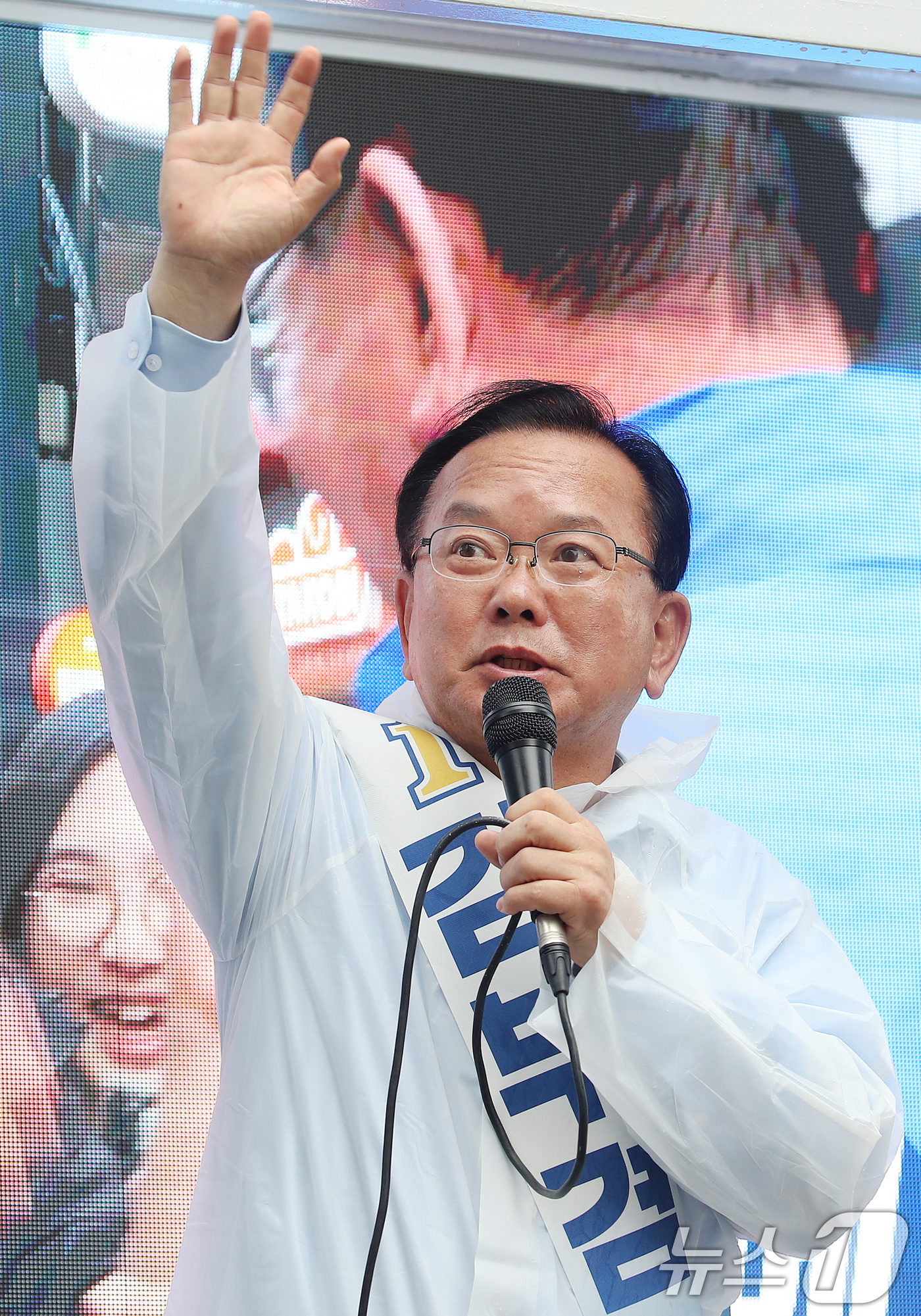 (대구=뉴스1) 공정식 기자 = 김부겸 더불어민주당 대구시장 후보가 6·3 지방선거를 하루 앞둔 2일 대구 수성구 범어동 아파트 단지에서 일명 '벽치기 유세' 도중 주민을 향해 손 …