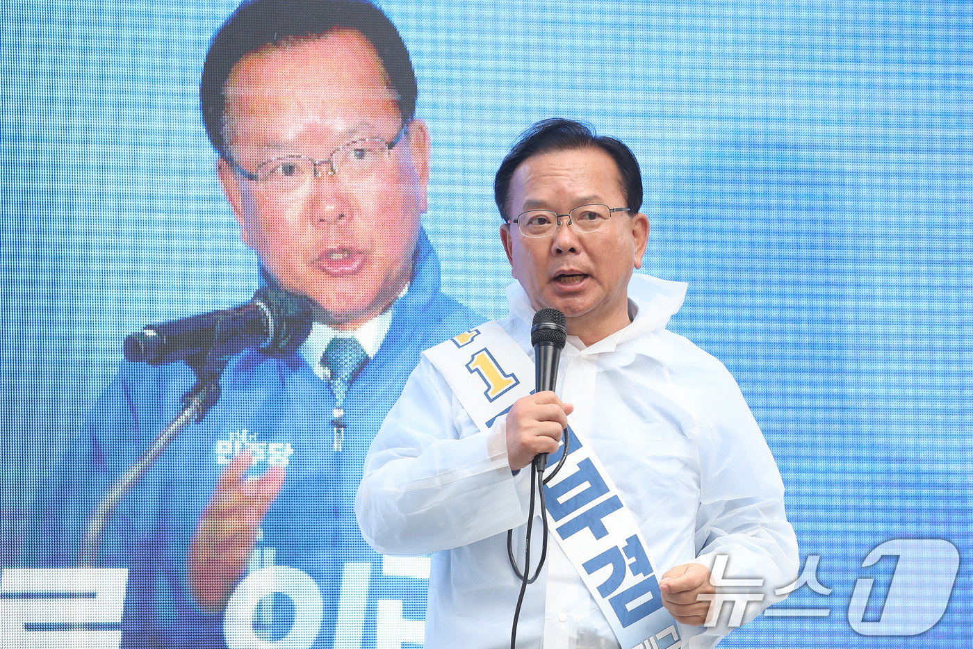 (대구=뉴스1) 공정식 기자 = 김부겸 더불어민주당 대구시장 후보가 6·3 지방선거를 하루 앞둔 2일 대구 수성구 범어동 아파트 단지에서 일명 '벽치기 유세'를 이어가고 있다. 2 …