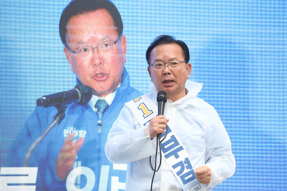 벽치기 유세 이어가는 김부겸