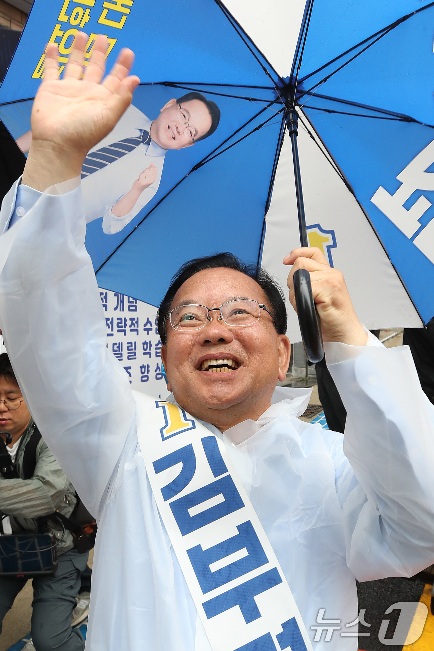 (대구=뉴스1) 공정식 기자 = 김부겸 더불어민주당 대구시장 후보가 6·3 지방선거를 하루 앞둔 2일 대구 수성구 범어동 아파트 단지에서 일명 '벽치기 유세' 도중 주민을 향해 손 …